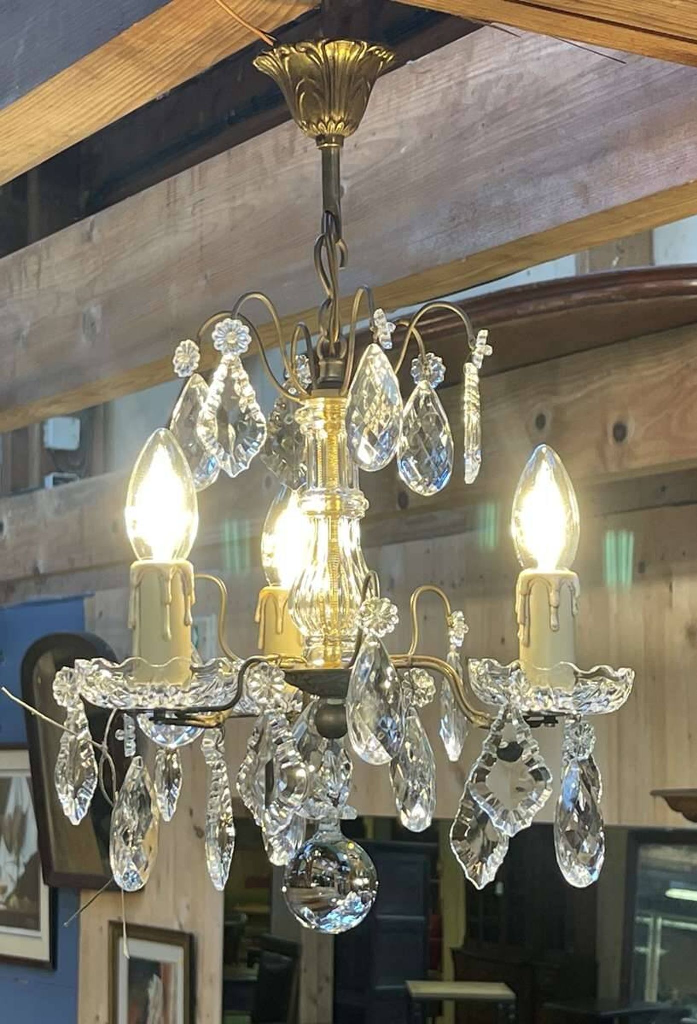 Three-light chandelier in bronze and cut crystal, early 20th century work.