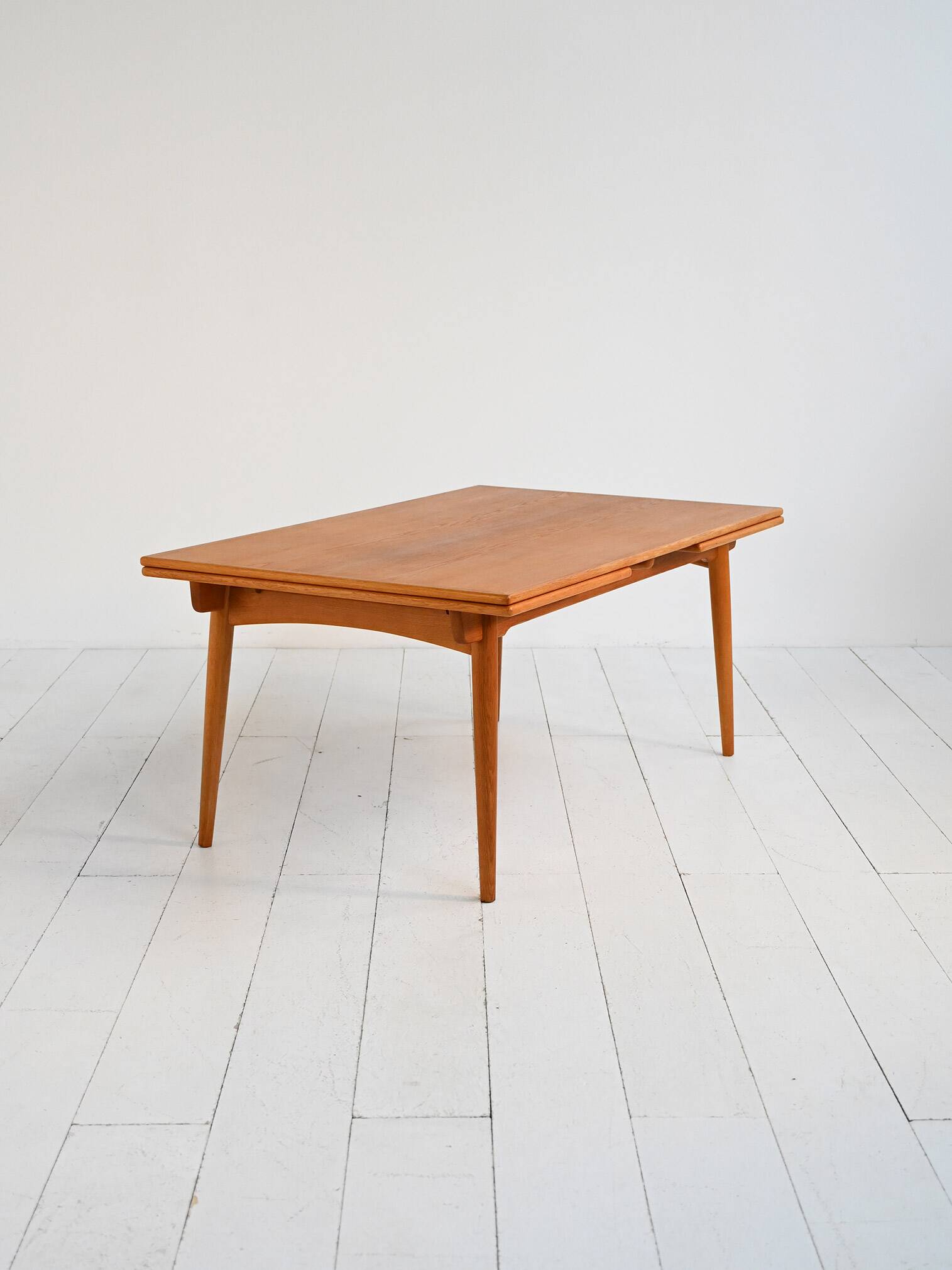 Table à manger extensible modèle “AT 312” par Hans J. Wegner