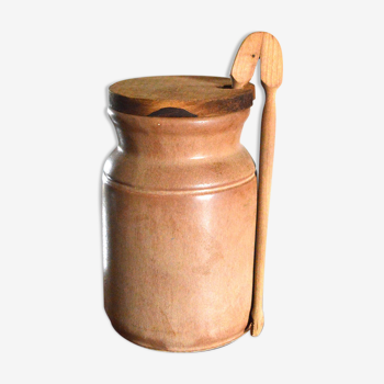 Sandstone pot and its clamp