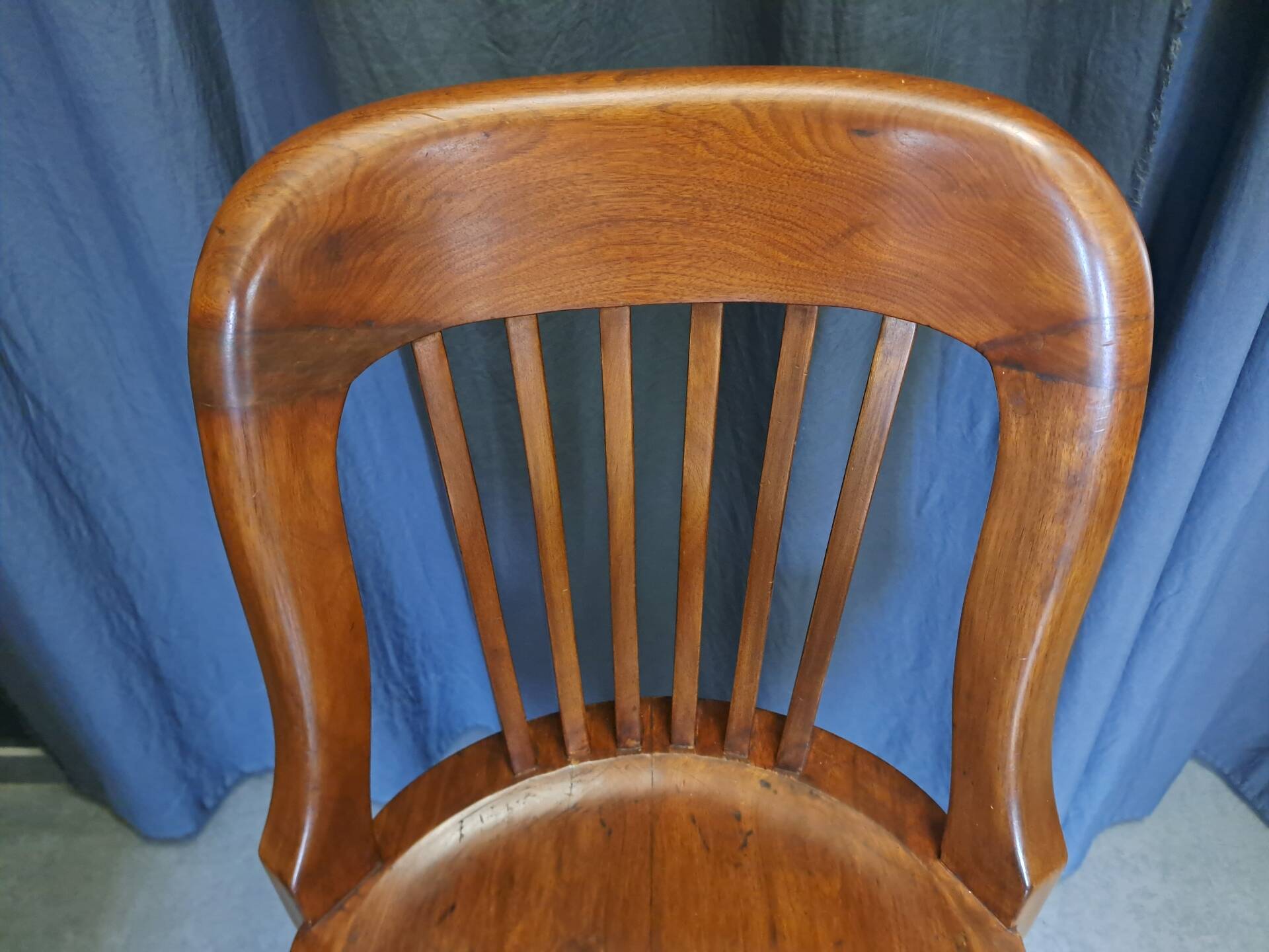 Swivel American chair in walnut and cast iron