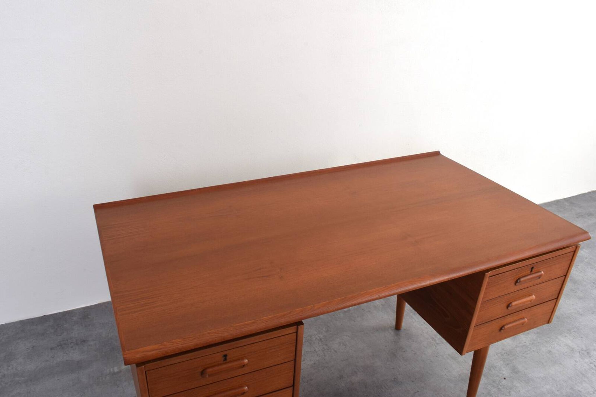 Bureau exécutif en teck danois des années 1960.