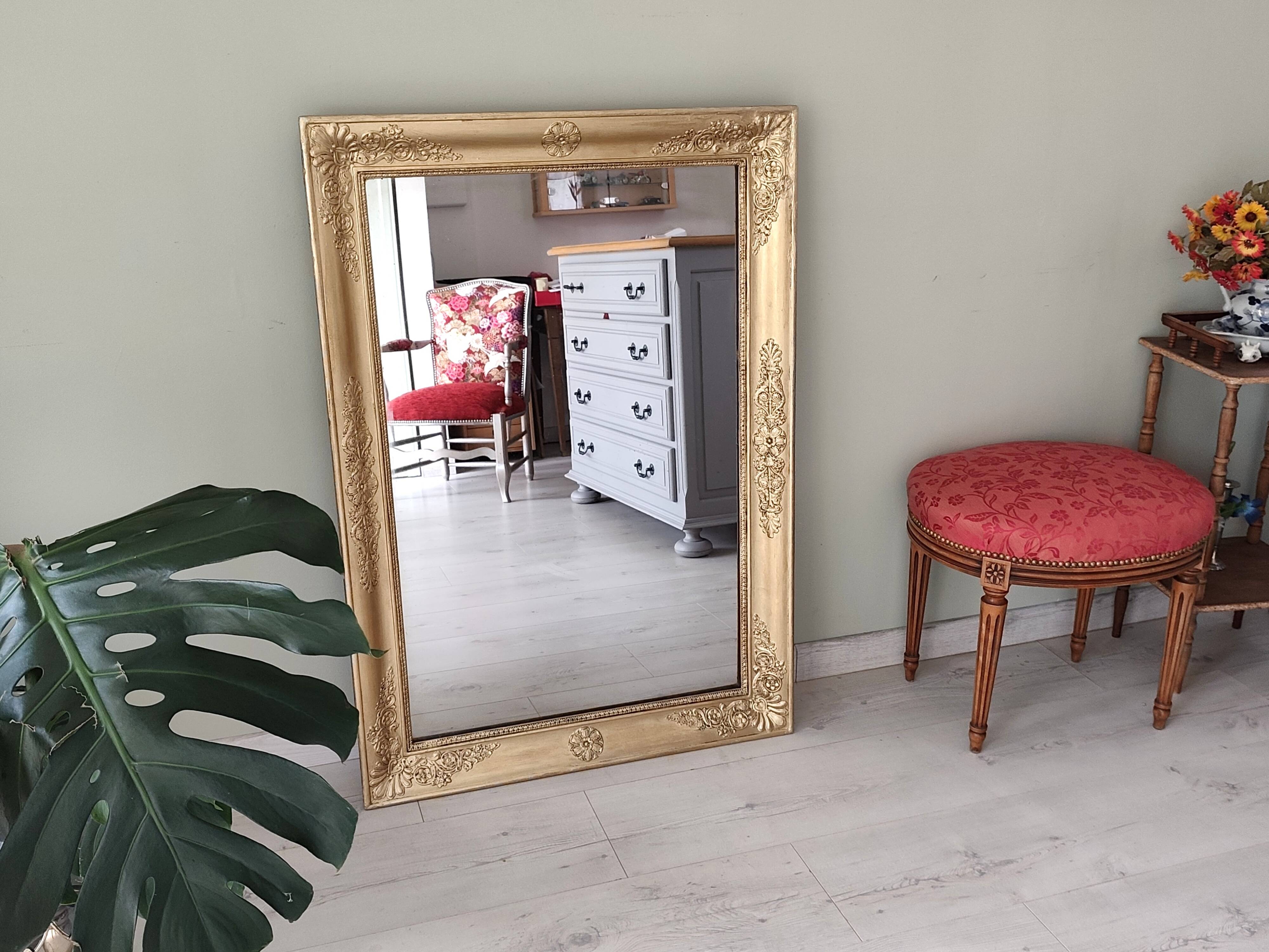 Wood and gilded stucco mirror, 19th century, 115 x 61.5 cm.