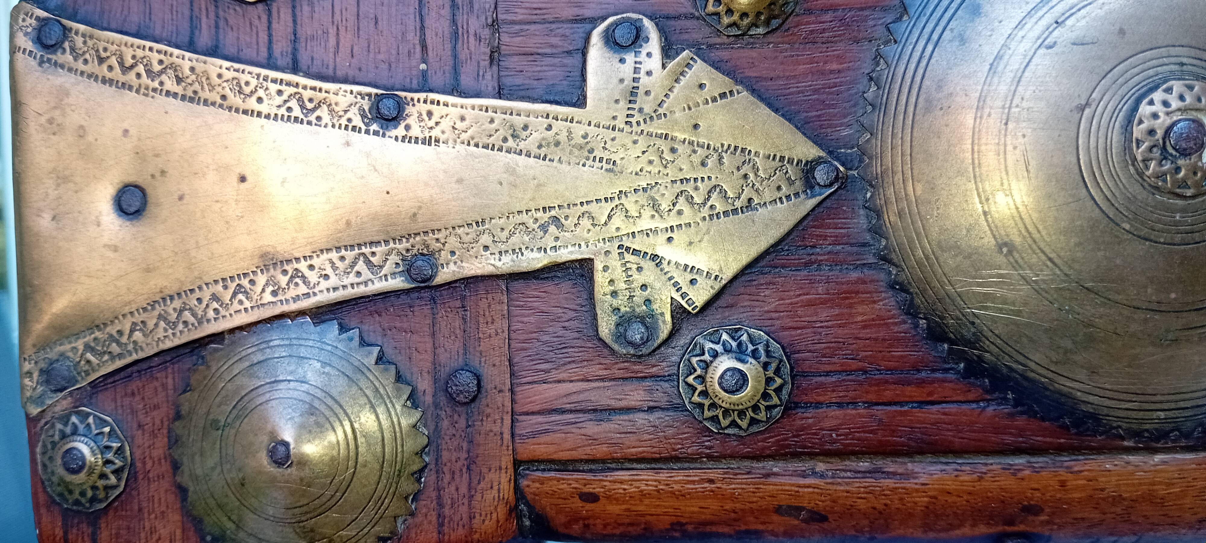 Authentic Bajot coffee table from Rajasthan, 19th century.
