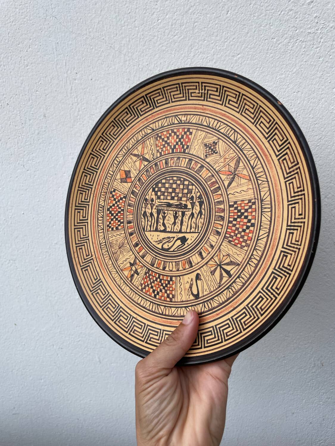Assiette décorative grecque en terre cuite géométrique