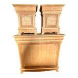 Ensemble italien des années 1990 en bois naturel non peint composé d'une commode et de deux tables de chevet