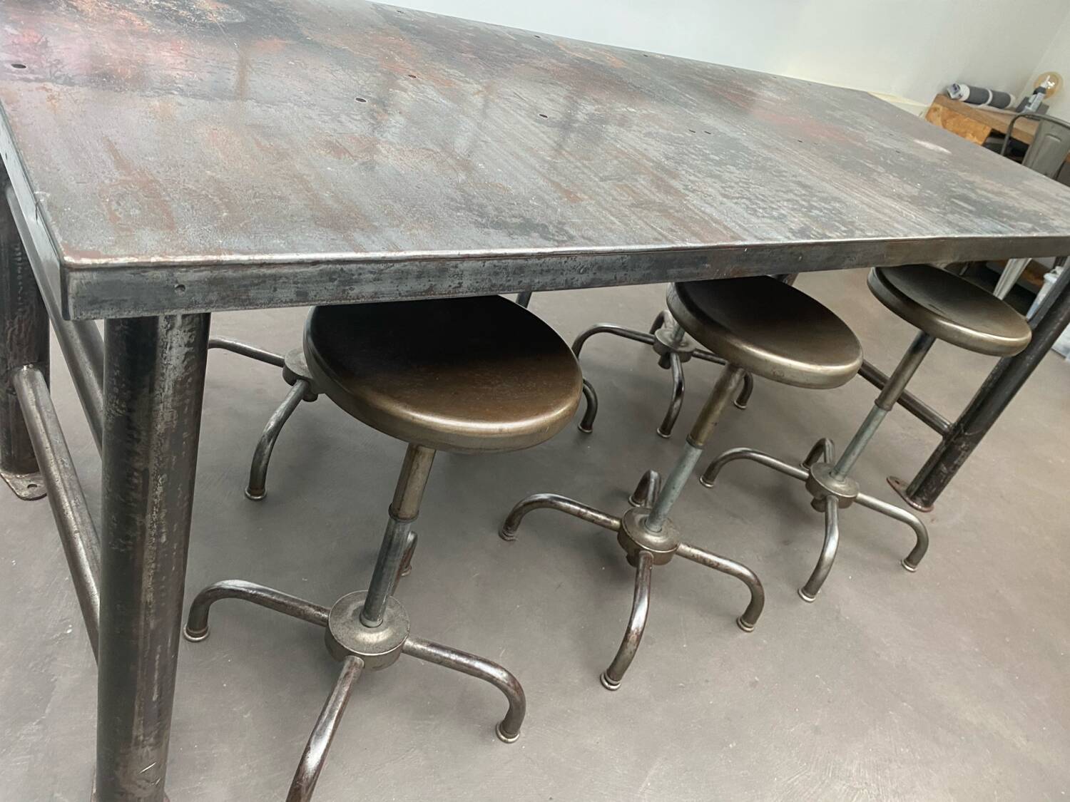 Industrial table with 6 pneumatic stools.