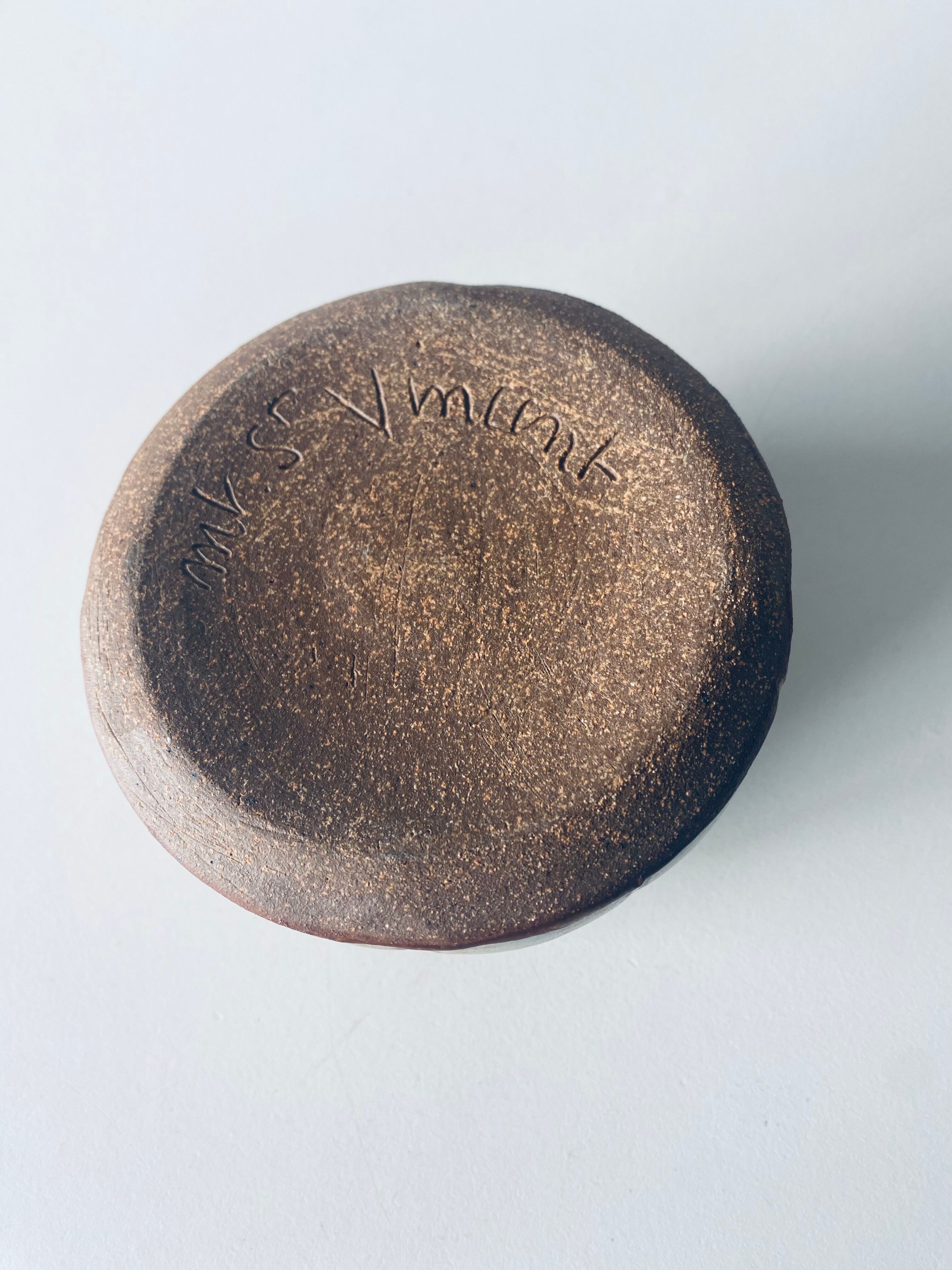 Vase pique flowers in sandstone