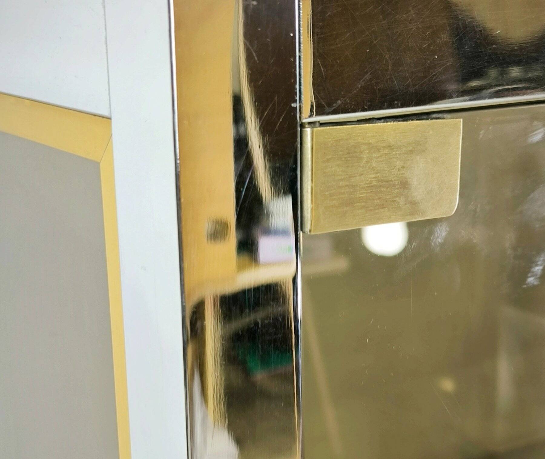 Vitrine Renato Zevi en laiton et verre fumé