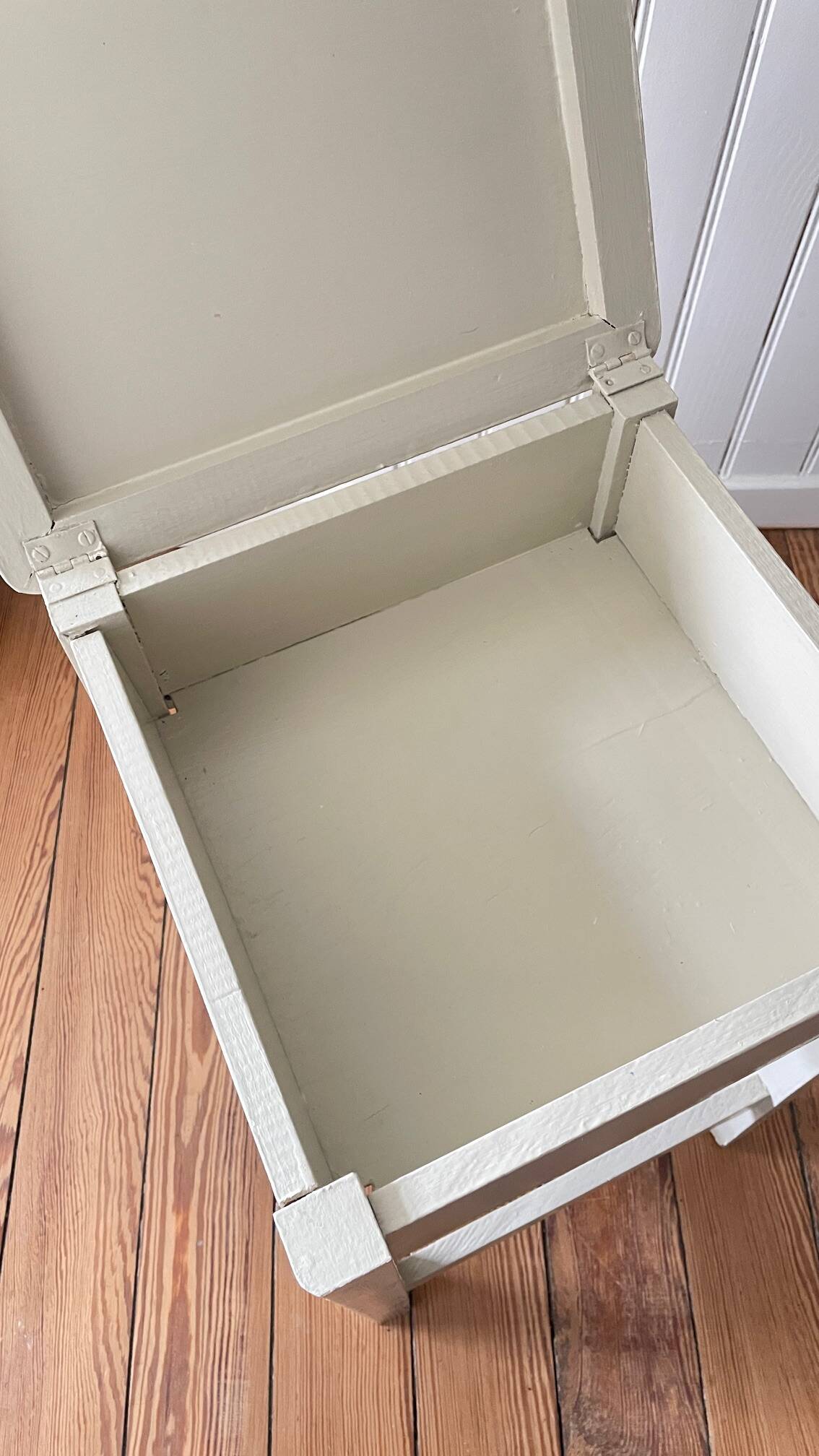 VINTAGE Beige Stool Chest