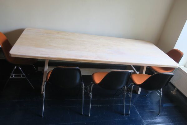 Grande table tréteau en chêne blanchi de style brutaliste des années 1940.