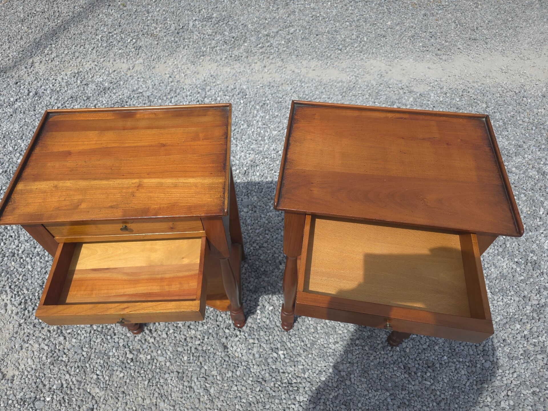 Paire de tables de chevet en merisier massif
