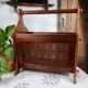 Porte-revues ancien en bois et cannage