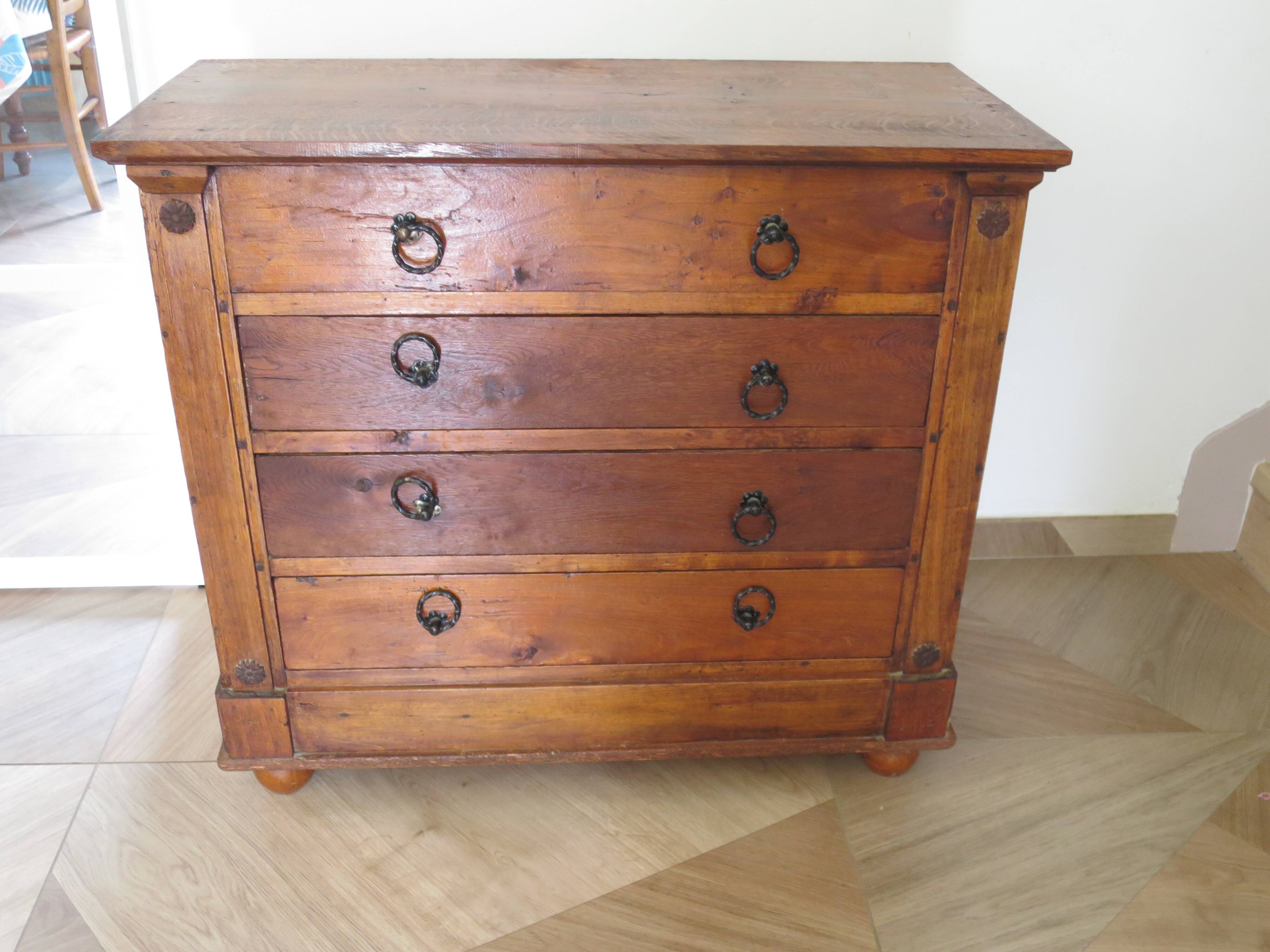 Commode 4 tiroirs en bois massif, début XXème s.