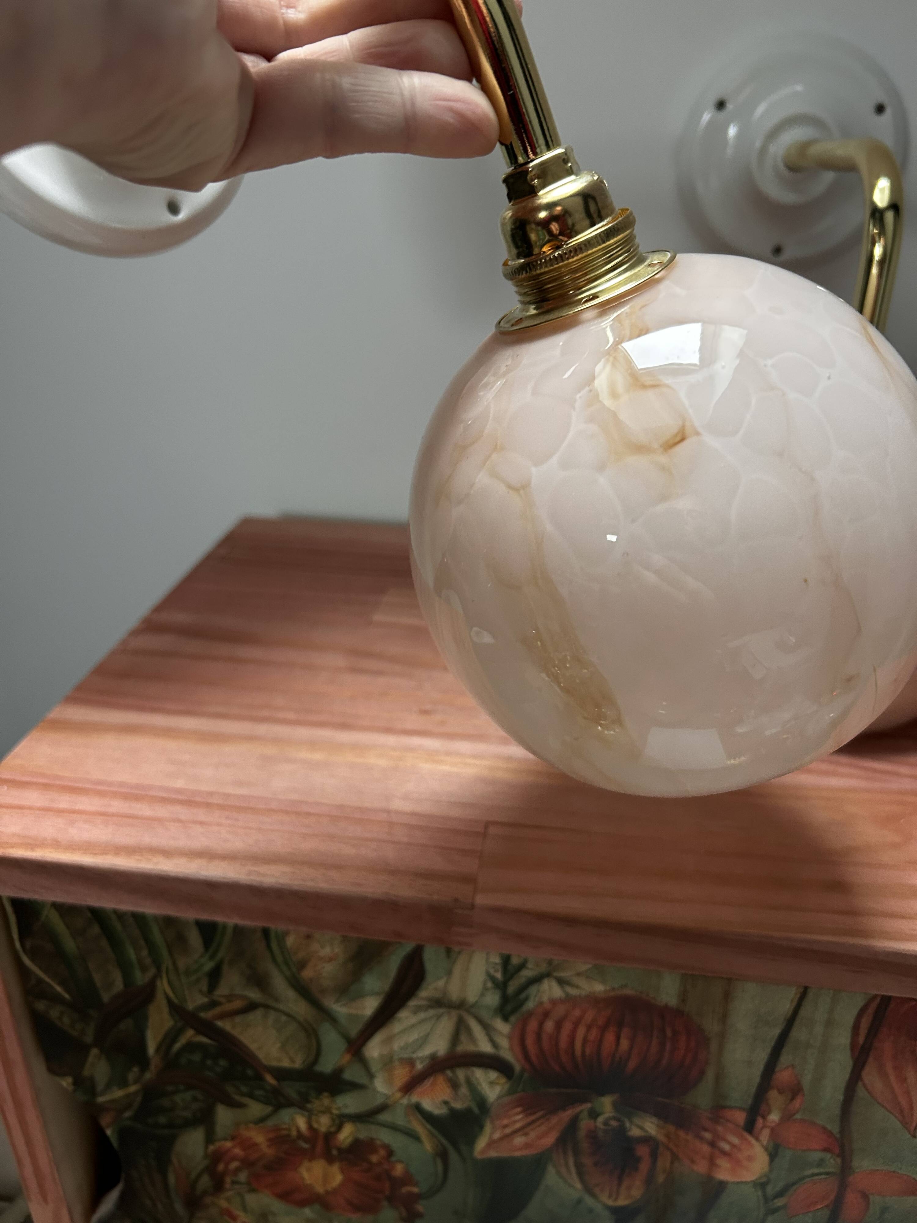 Paire d’appliques murales en opaline rose marbrée