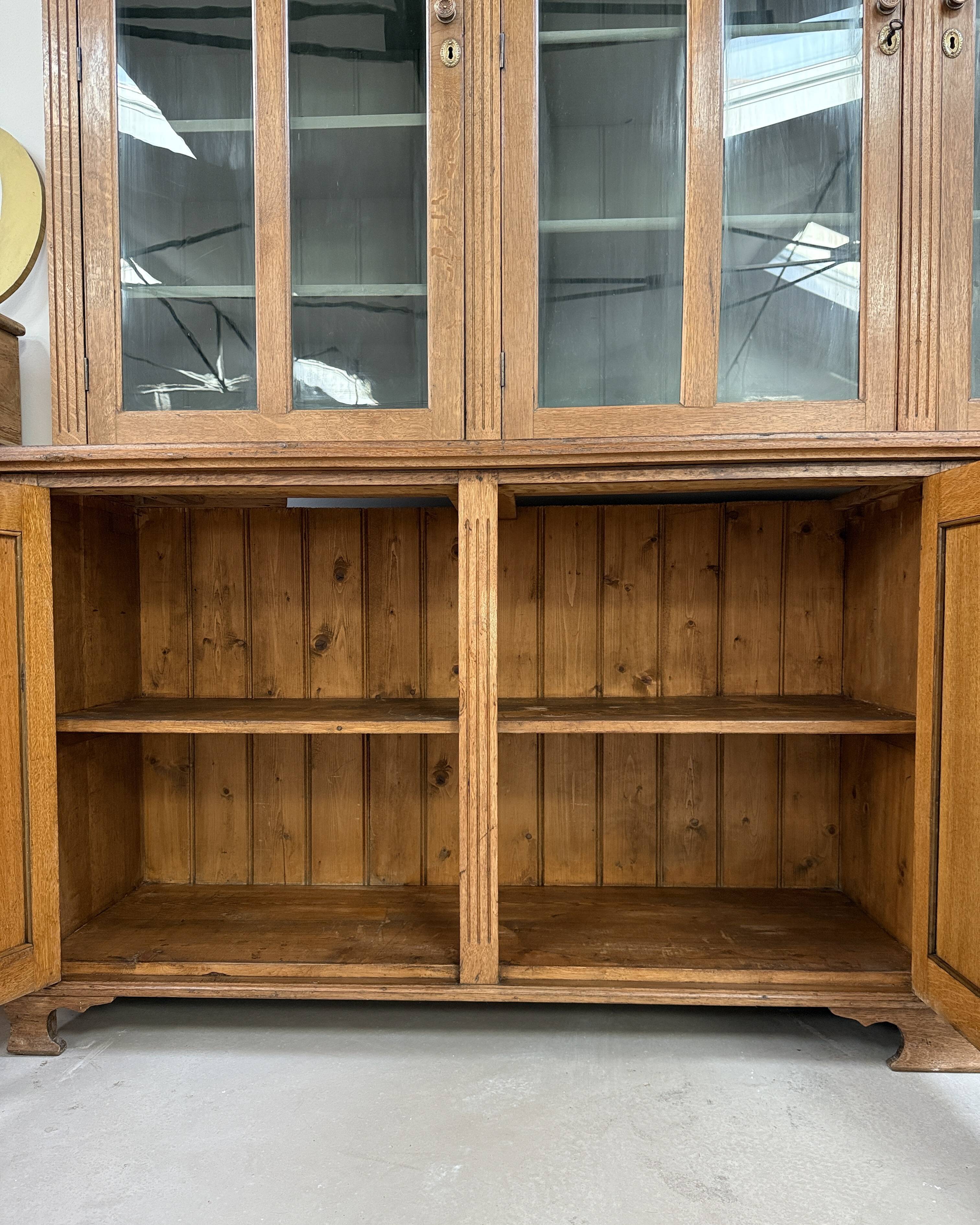 Large two-part display case (renovated)