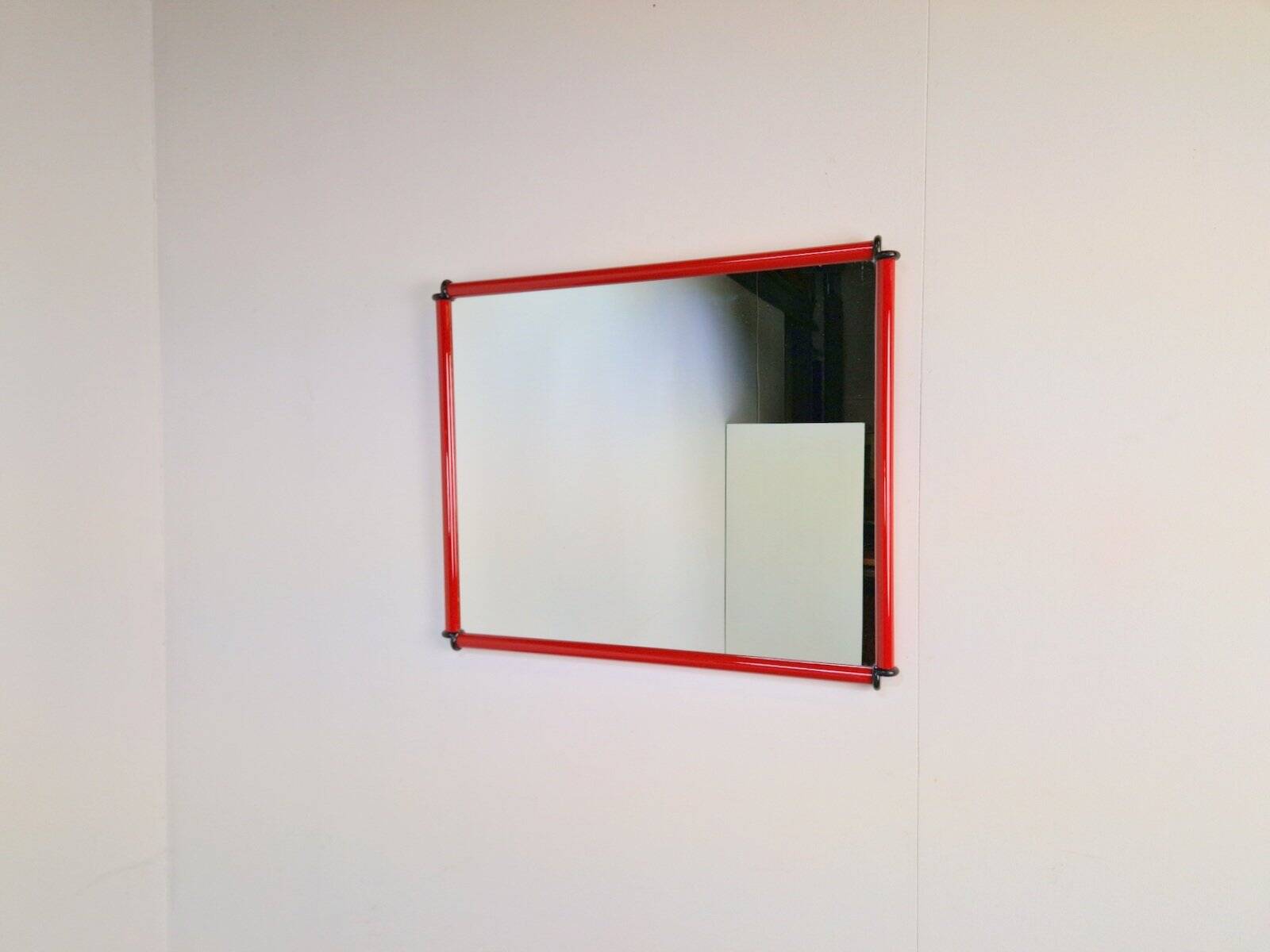 Miroir en cadre rouge postmoderne italien, années 1980