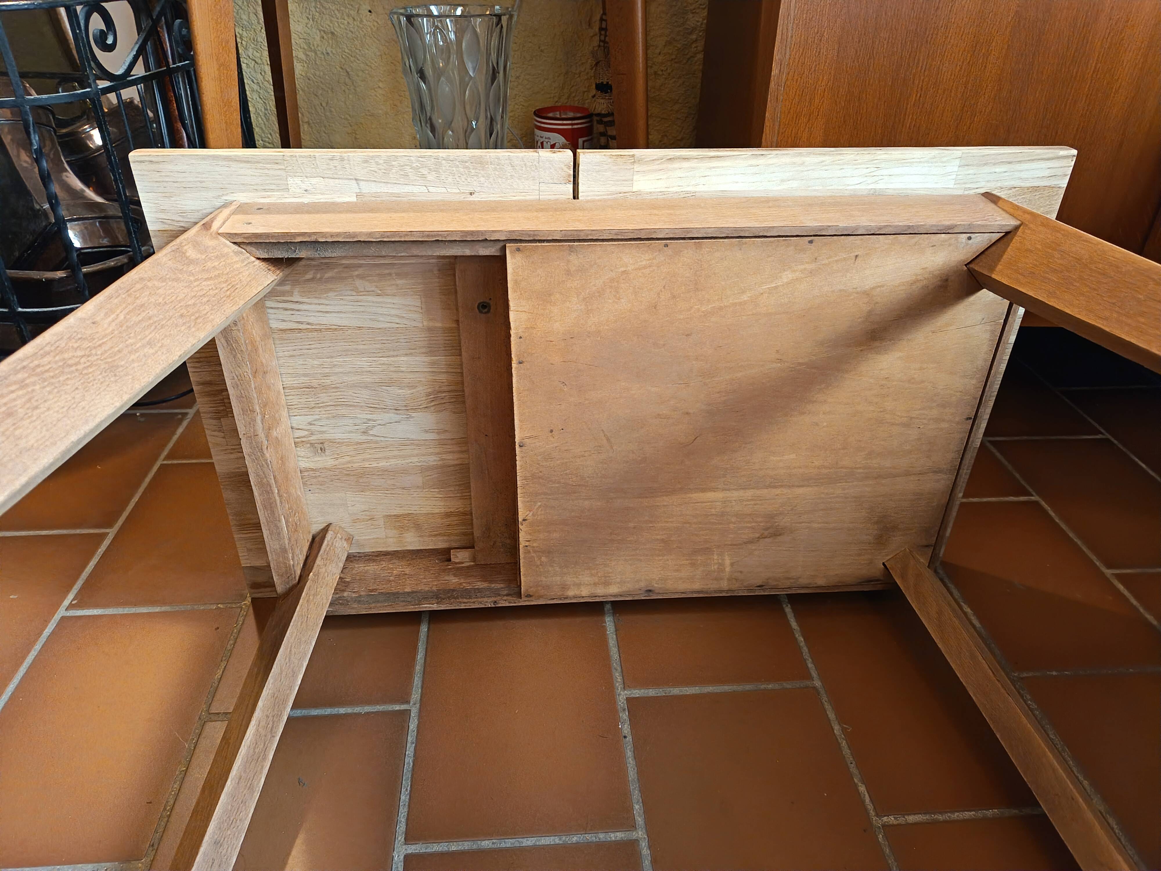 Scandinavian table with a system