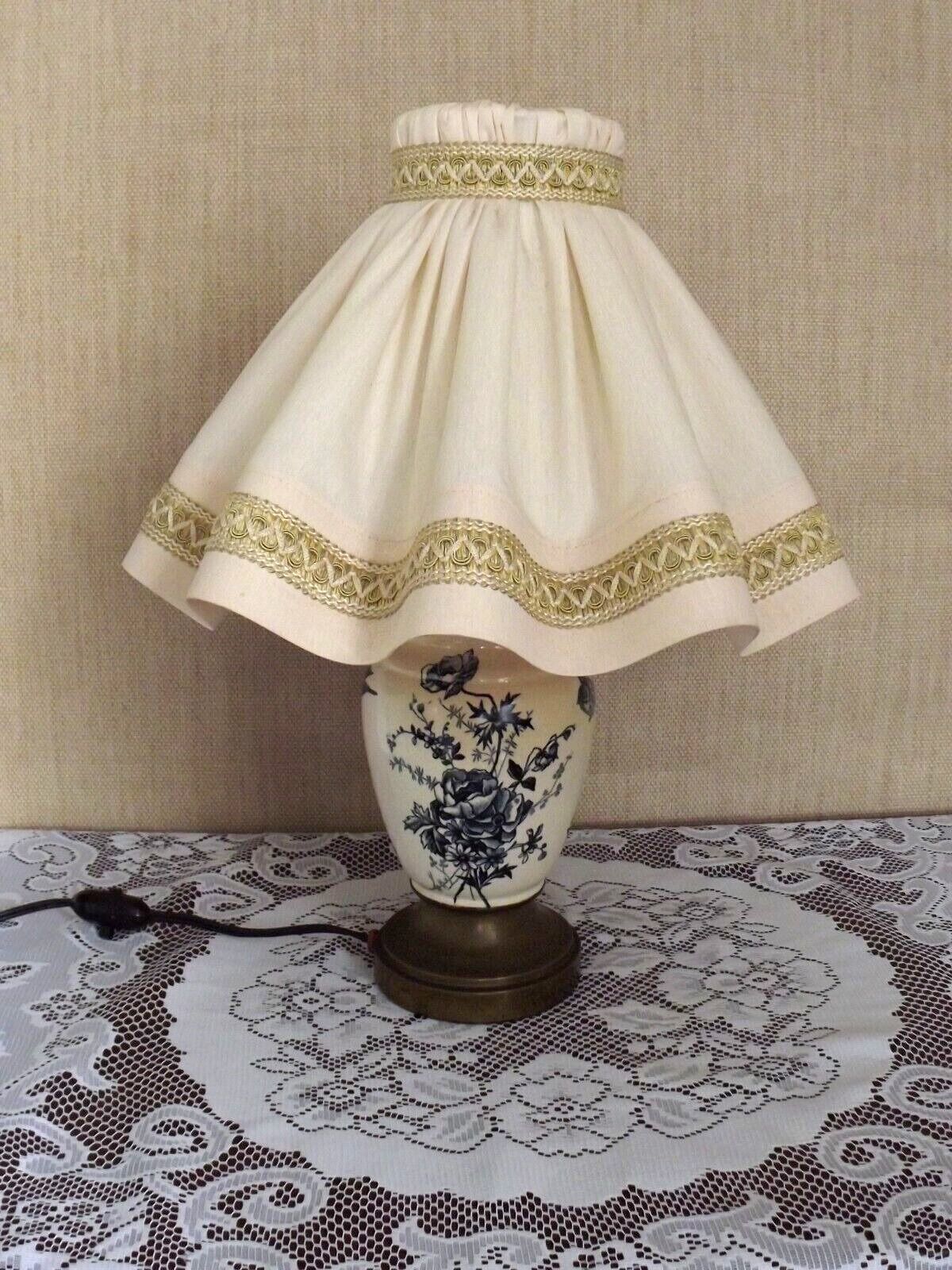 Lampe de table en porcelaine et laiton