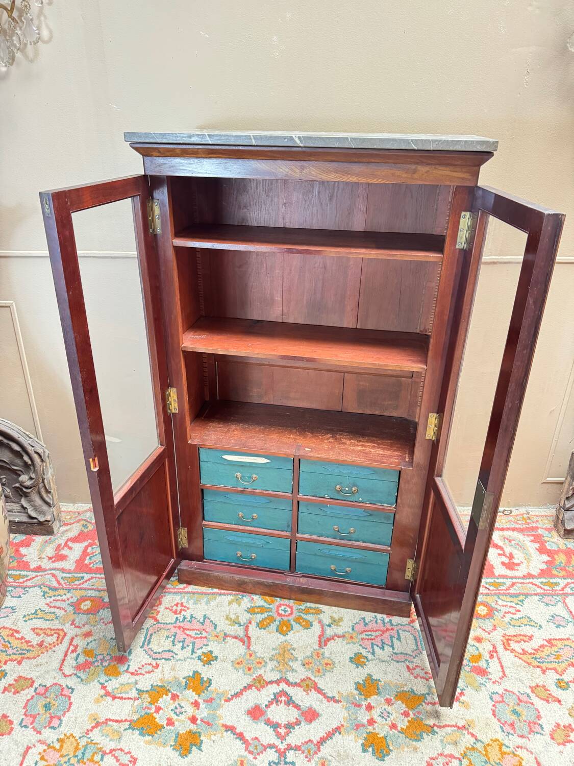 Display cabinet forming a mahogany card index from the restoration period