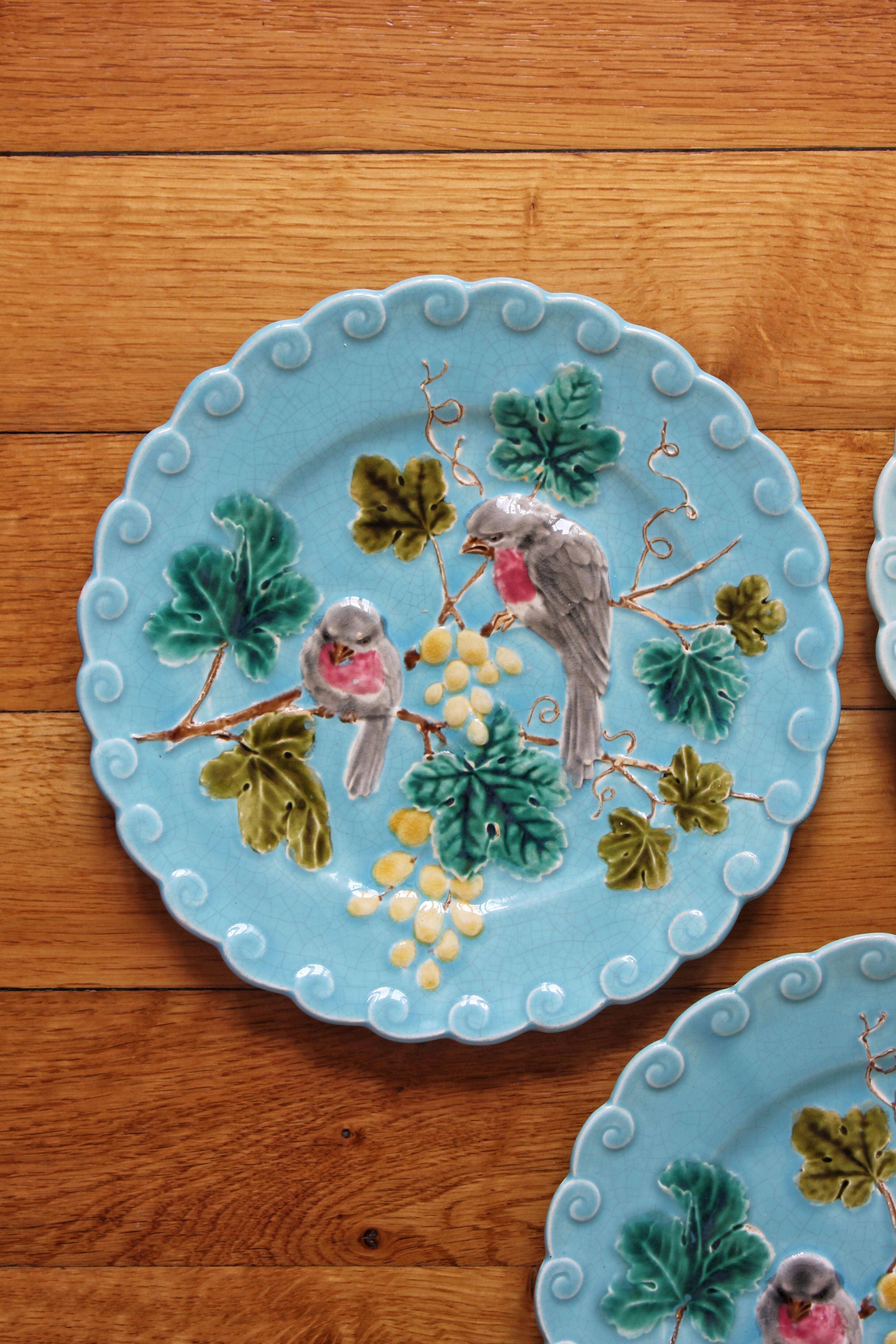 3 assiettes en barbotine bleues décor oiseaux Sarreguemines