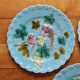 3 assiettes en barbotine bleues décor oiseaux Sarreguemines