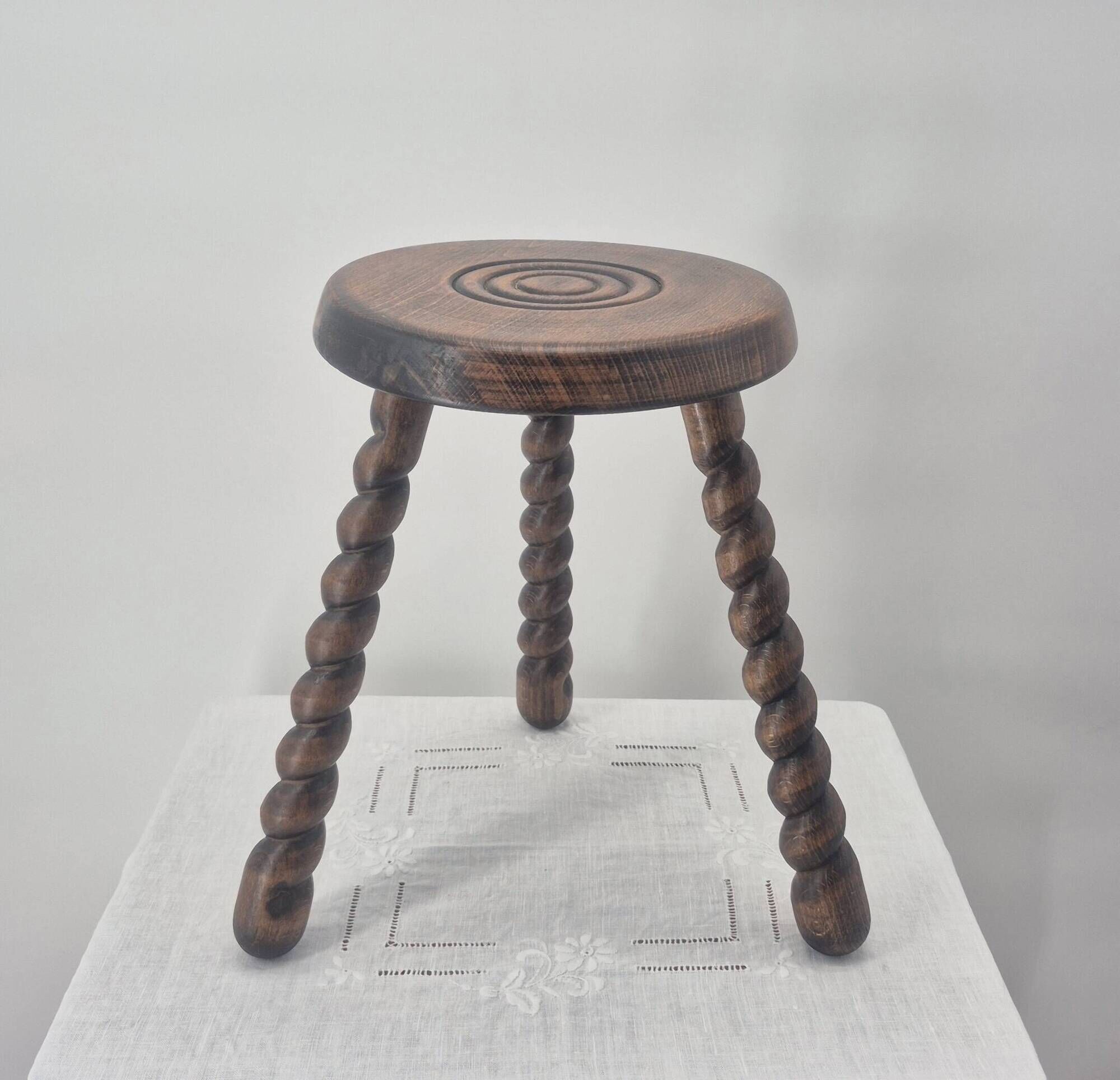 Tabouret brutaliste tripode en bois massif tourné