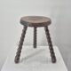 Tabouret brutaliste tripode en bois massif tourné