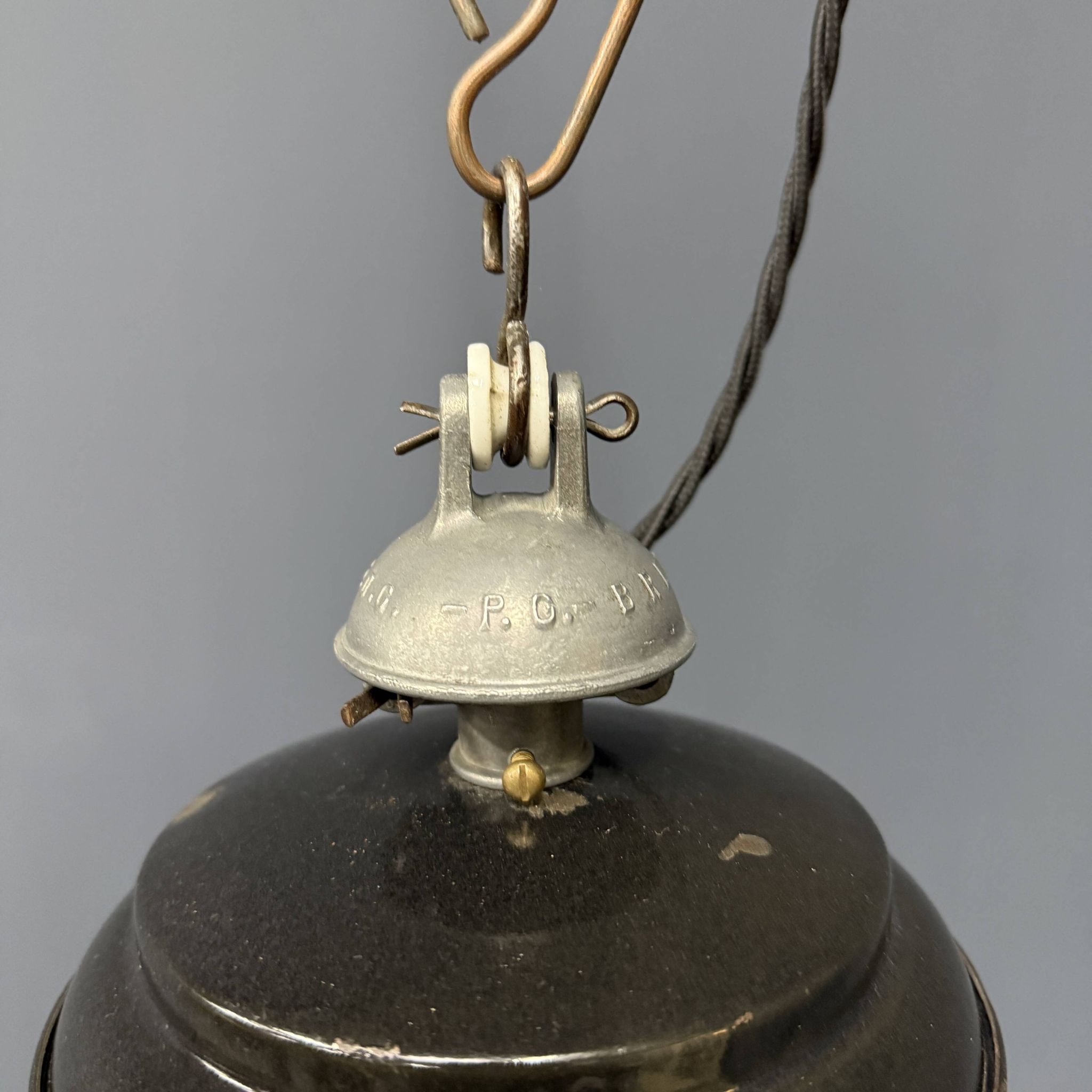 Lampe à suspension industrielle française en émail noir de taille moyenne