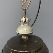 Lampe à suspension industrielle française en émail noir de taille moyenne