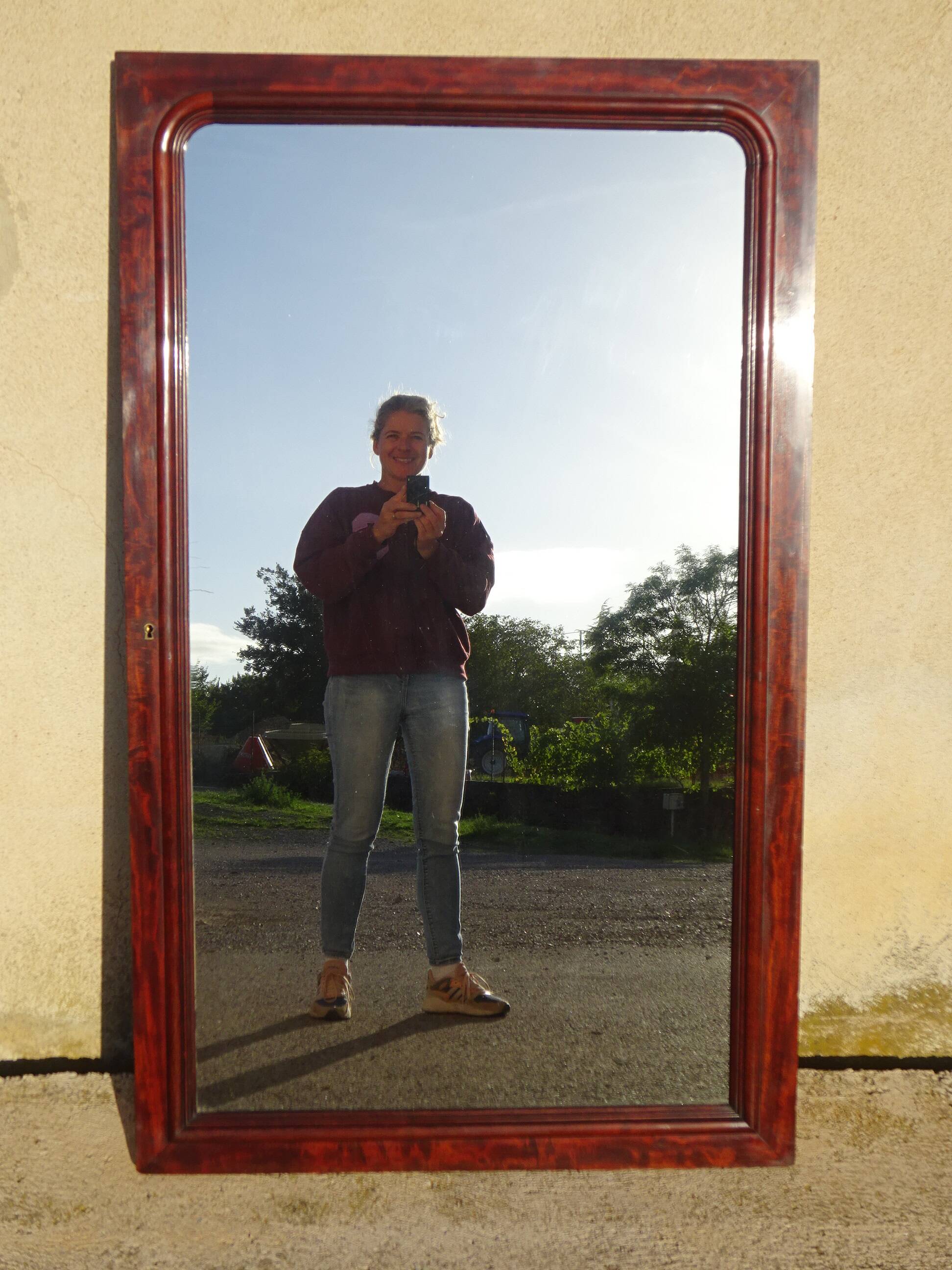 Large antique mirror in a flame mahogany frame; 132x82 cm