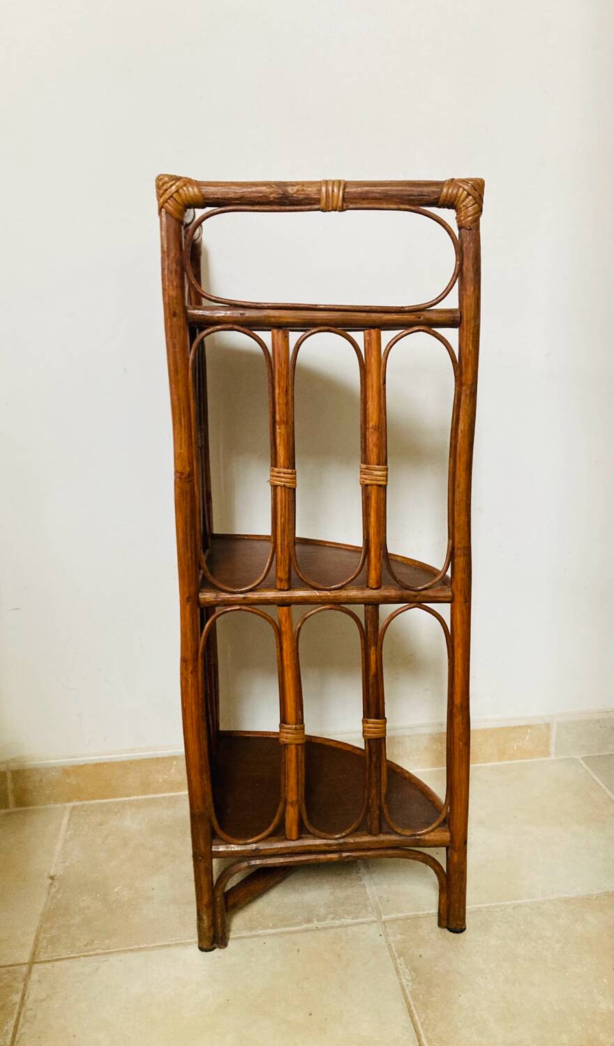 Étagère d'angle vintage en bambou et rotin années 1960/70