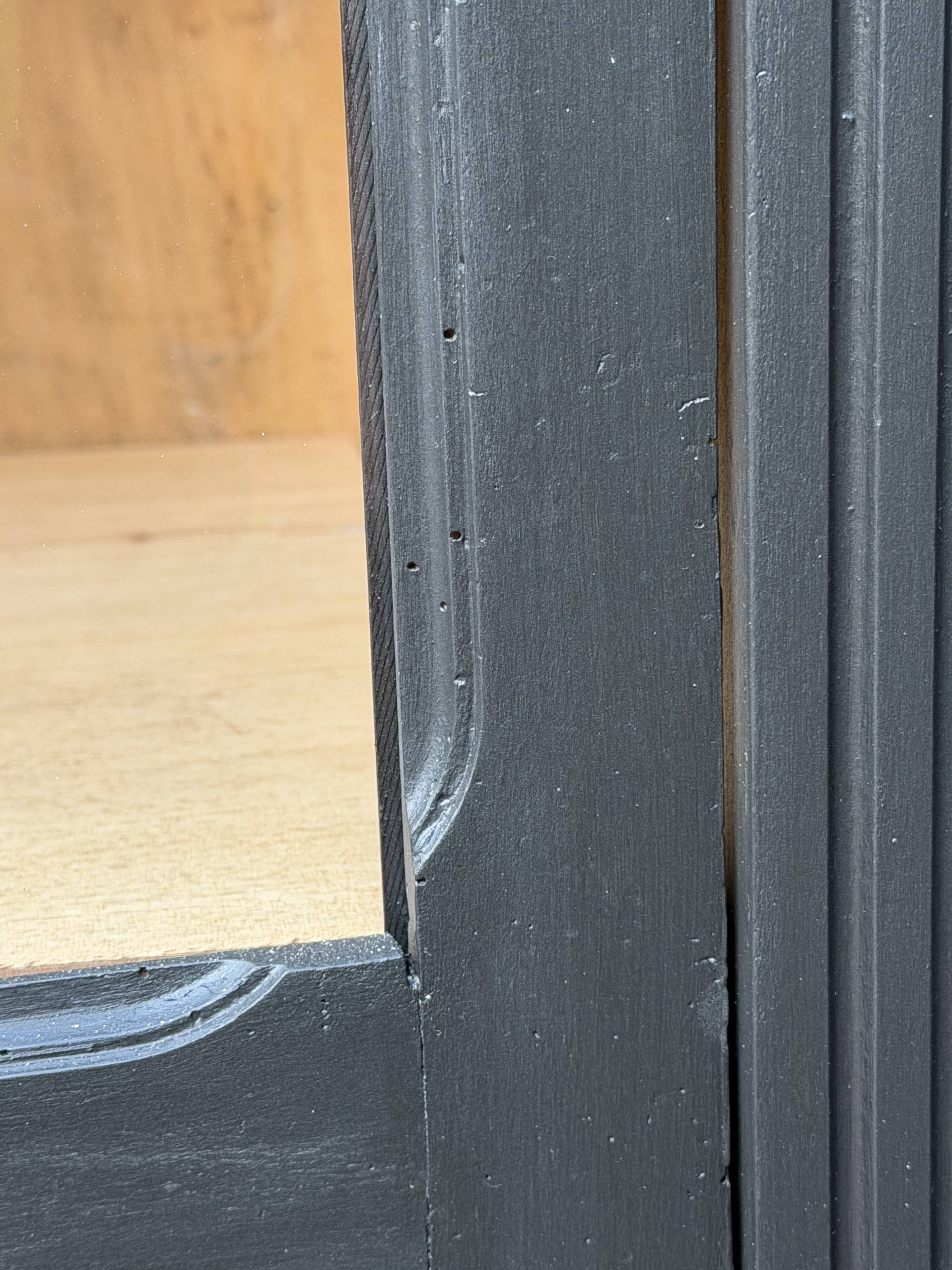Armoire parisienne noire vitrée rénovée