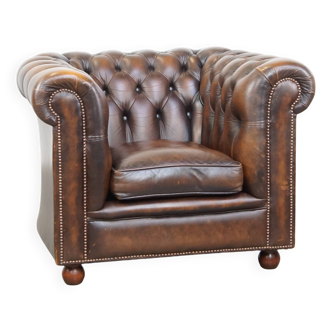 Fauteuil Chesterfield anglais en cuir de vache avec pieds boule et finition intemporelle