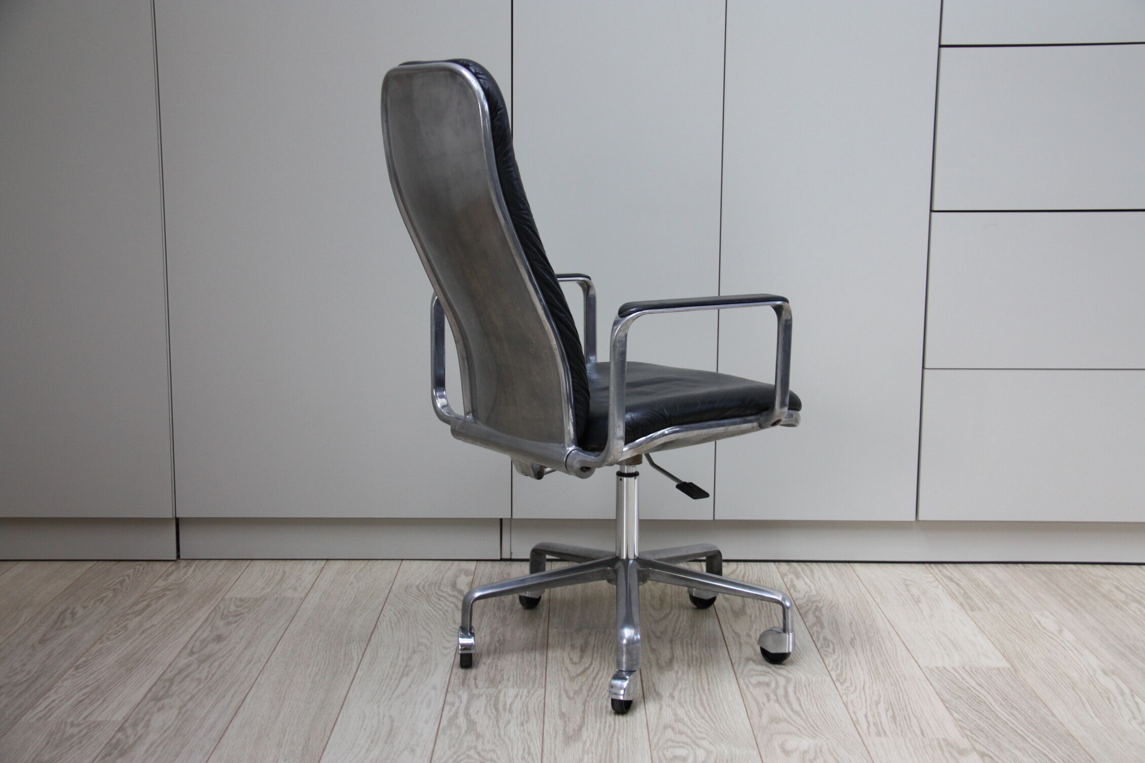 Swivel office chair in black leather - Frederick Scott for Hill - UK - 1970's