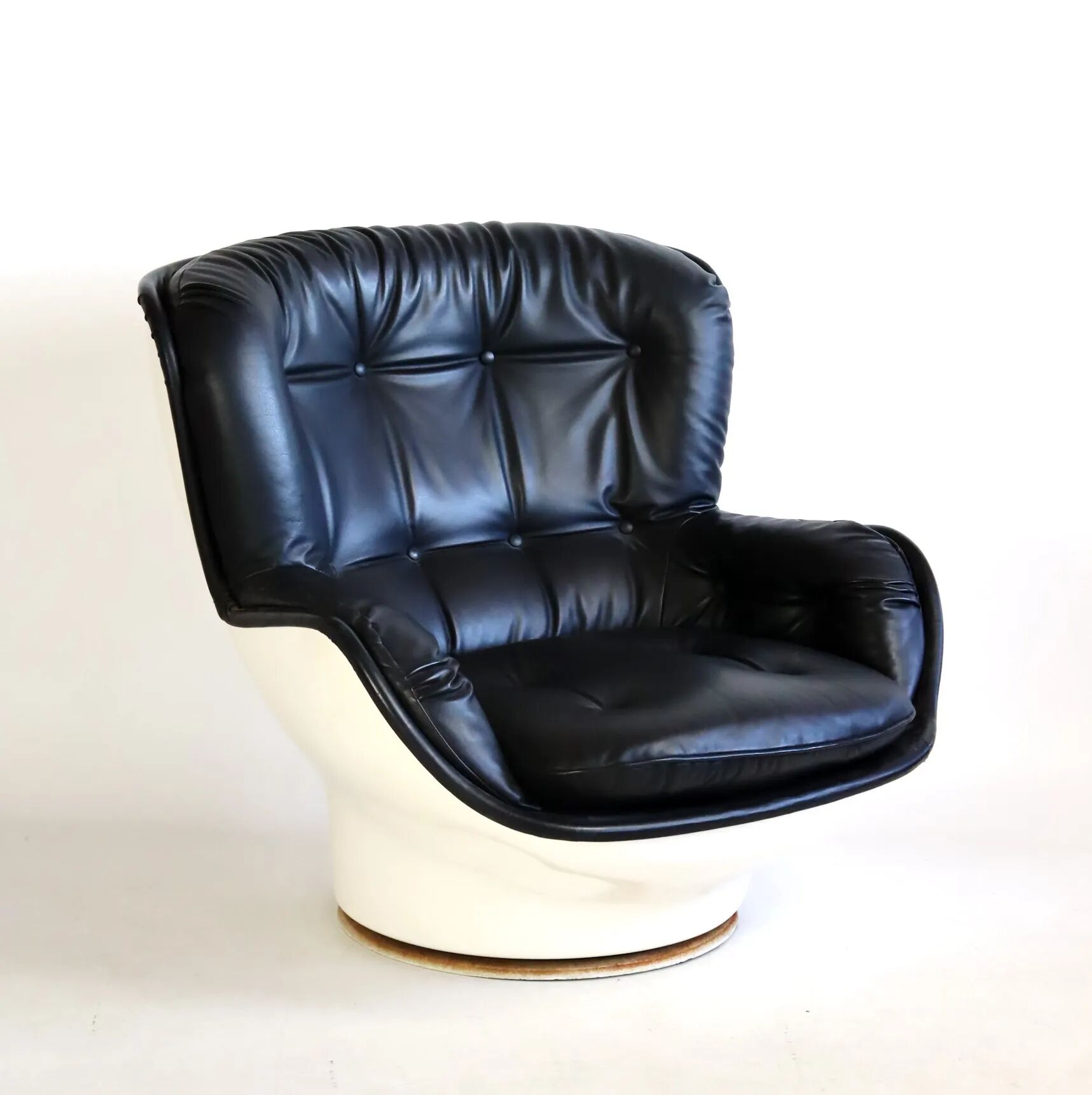 "Karaté" armchair by Michel Cadestin