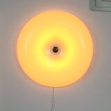 Grande applique murale italienne moderne du milieu du siècle en plexiglas et laiton