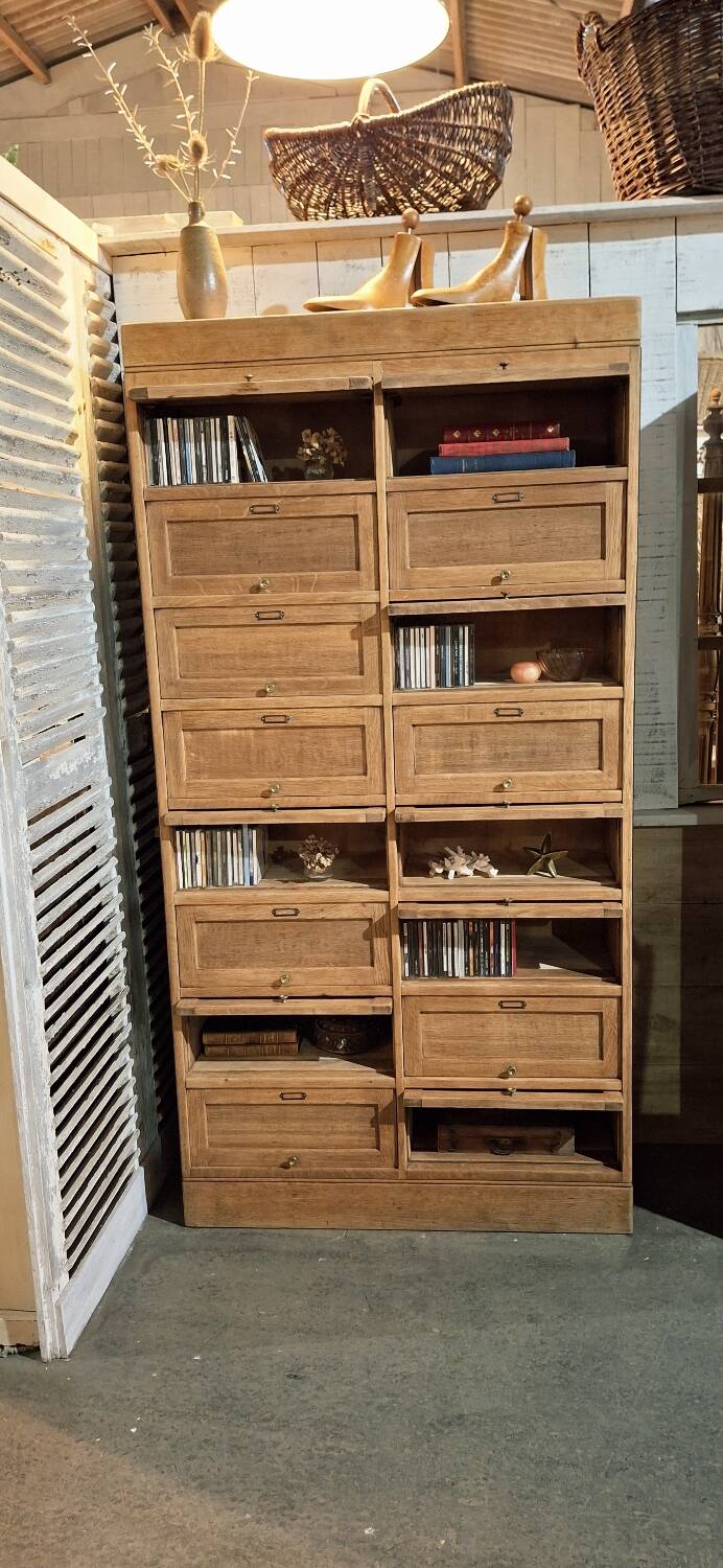 Trade cabinet with flaps