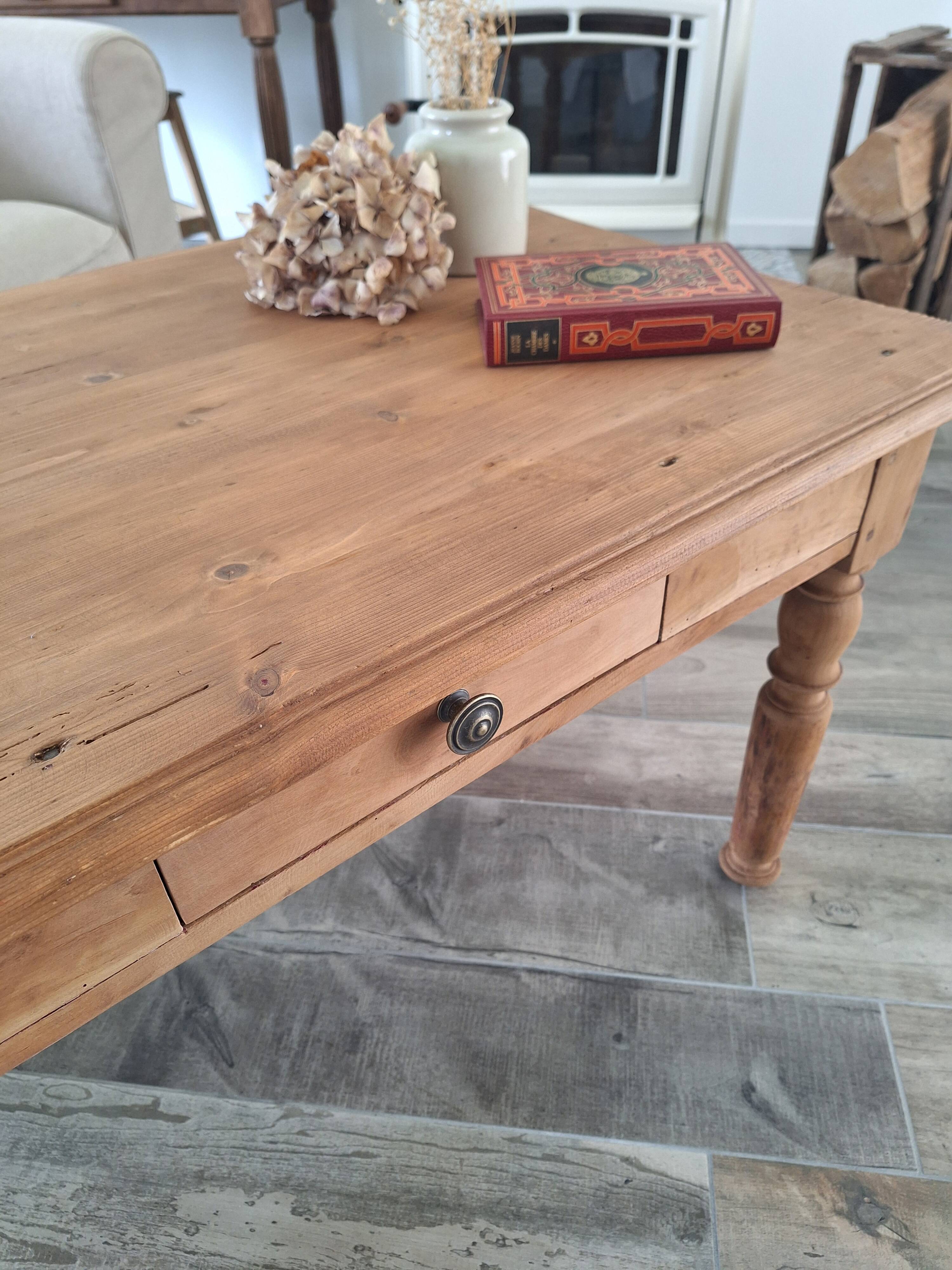 Farmhouse coffee table in solid wood, country style.