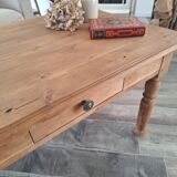 Farmhouse coffee table in solid wood, country style.