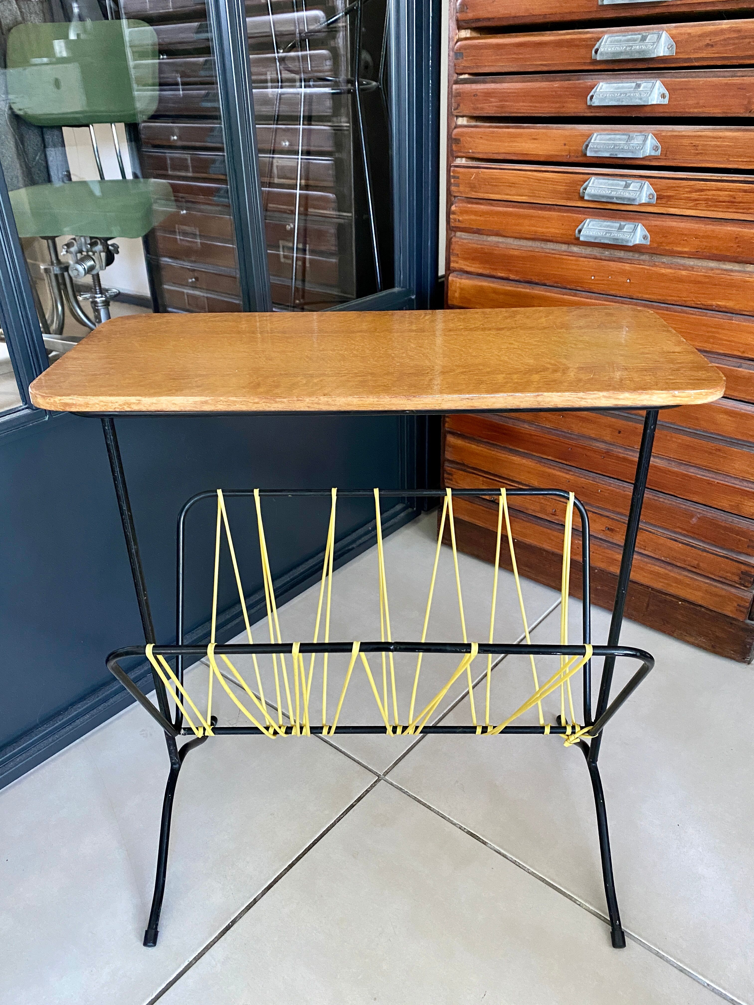 Vintage scoubidou tablet magazine holder