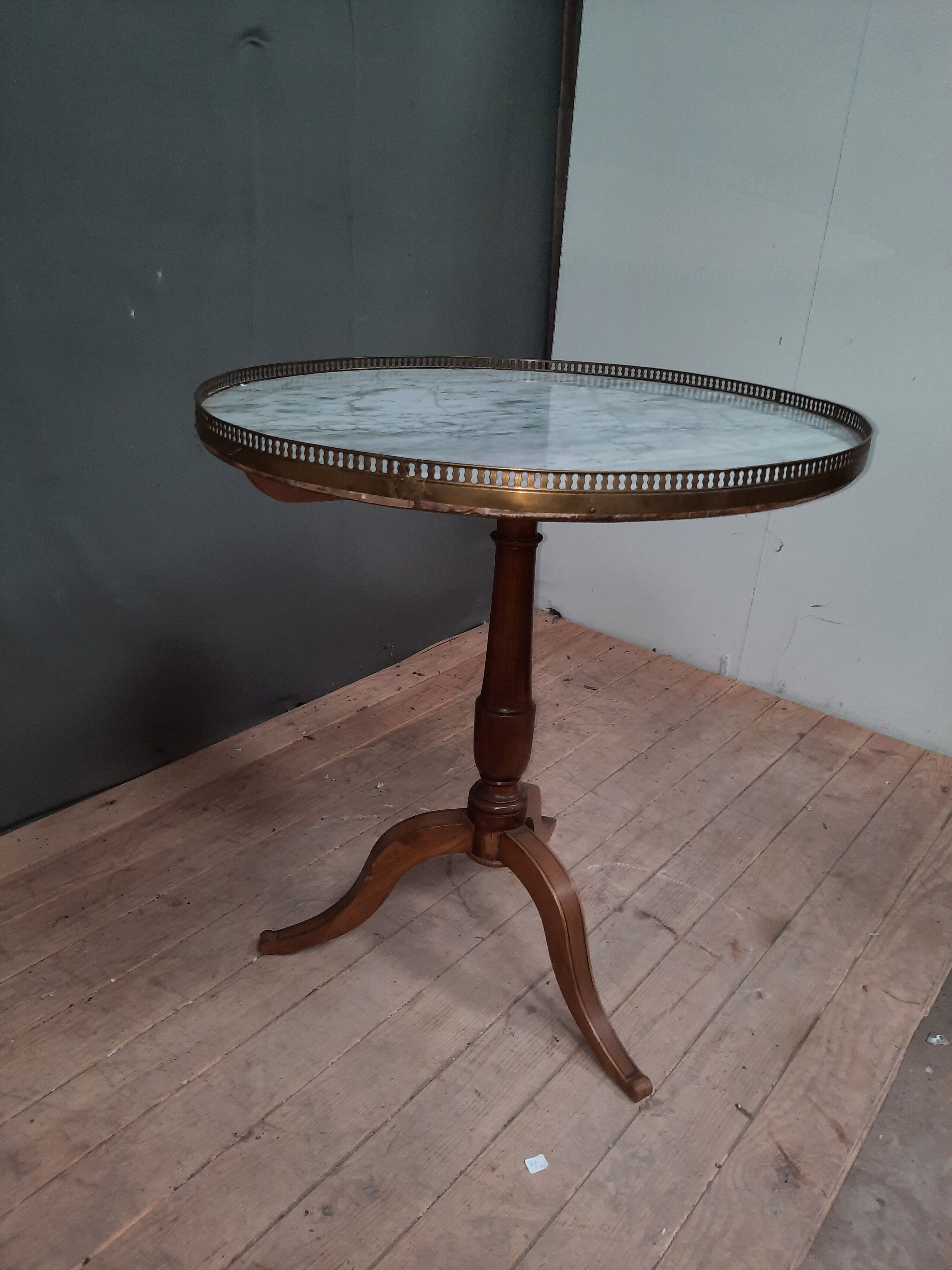 Gueridon dessu marble