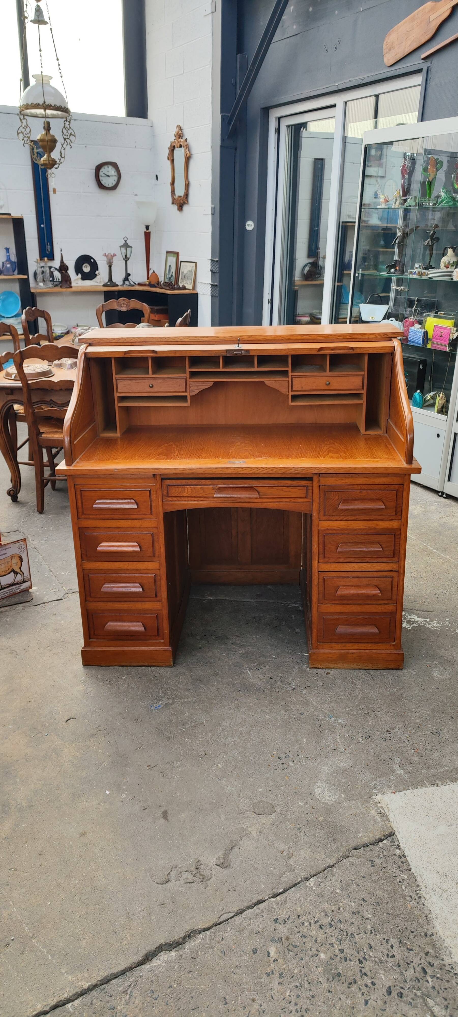 Old American desk in solid oak with S-shaped shutter