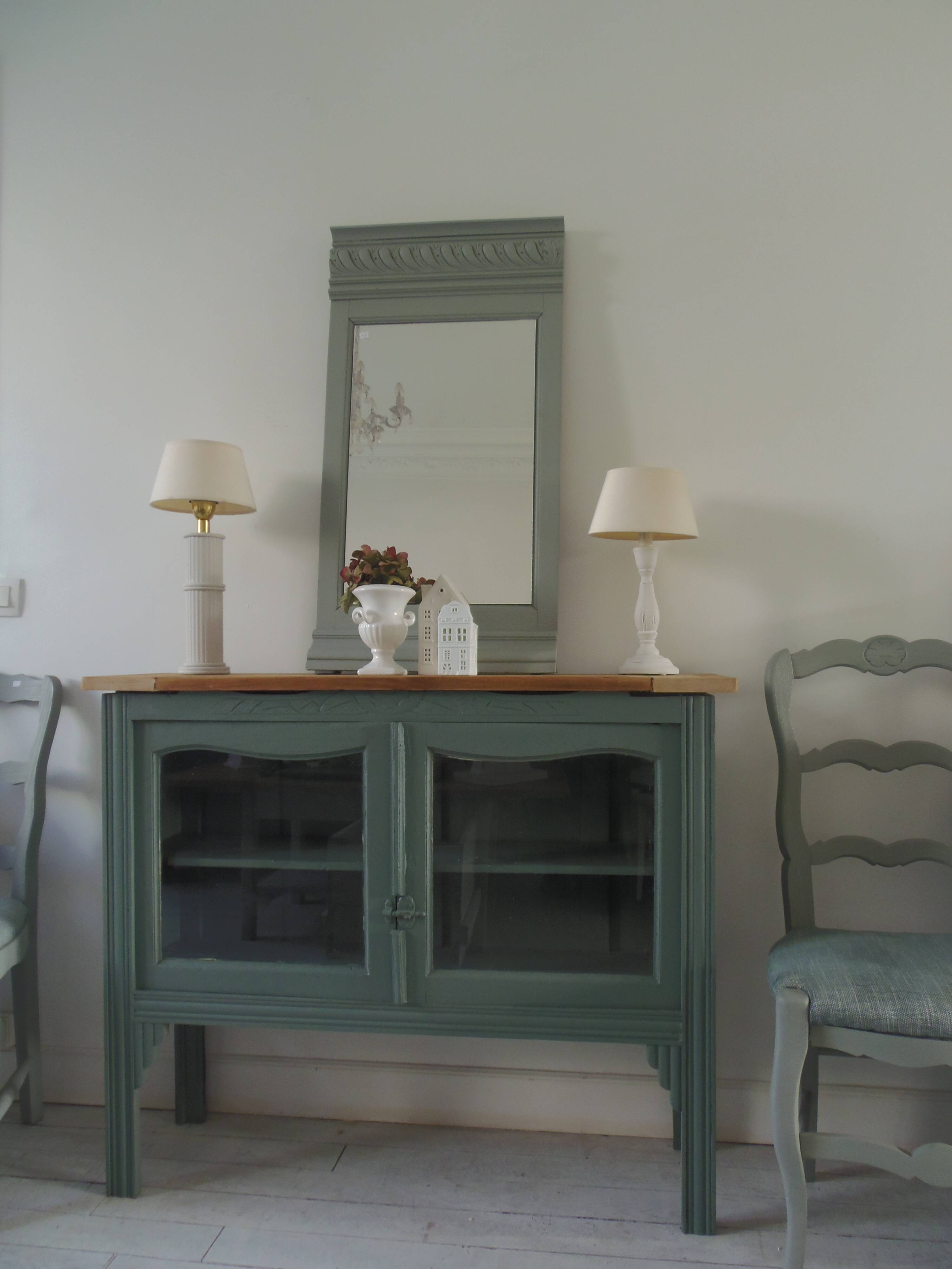 Console, sideboard, shallow display case sublimated in smoky green, wooden top.