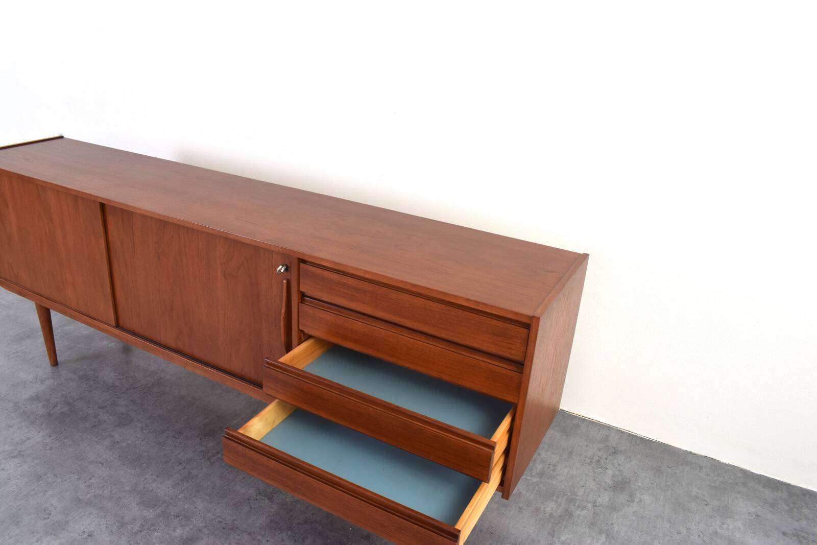 Buffet en teck danois du milieu du siècle, années 1960.
