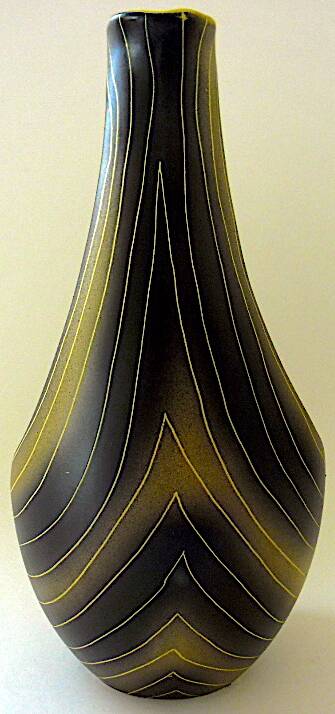 Earthenware vase decorated with yellow lines on a black and yellow background