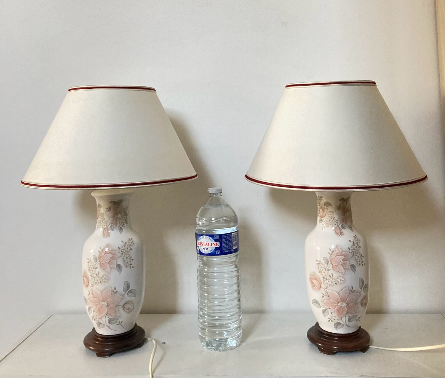 Asian lamps in earthenware from the 1970s/80s with handmade floral decoration.