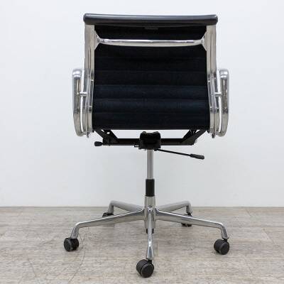 Vitra Aluminum Chair EA 118