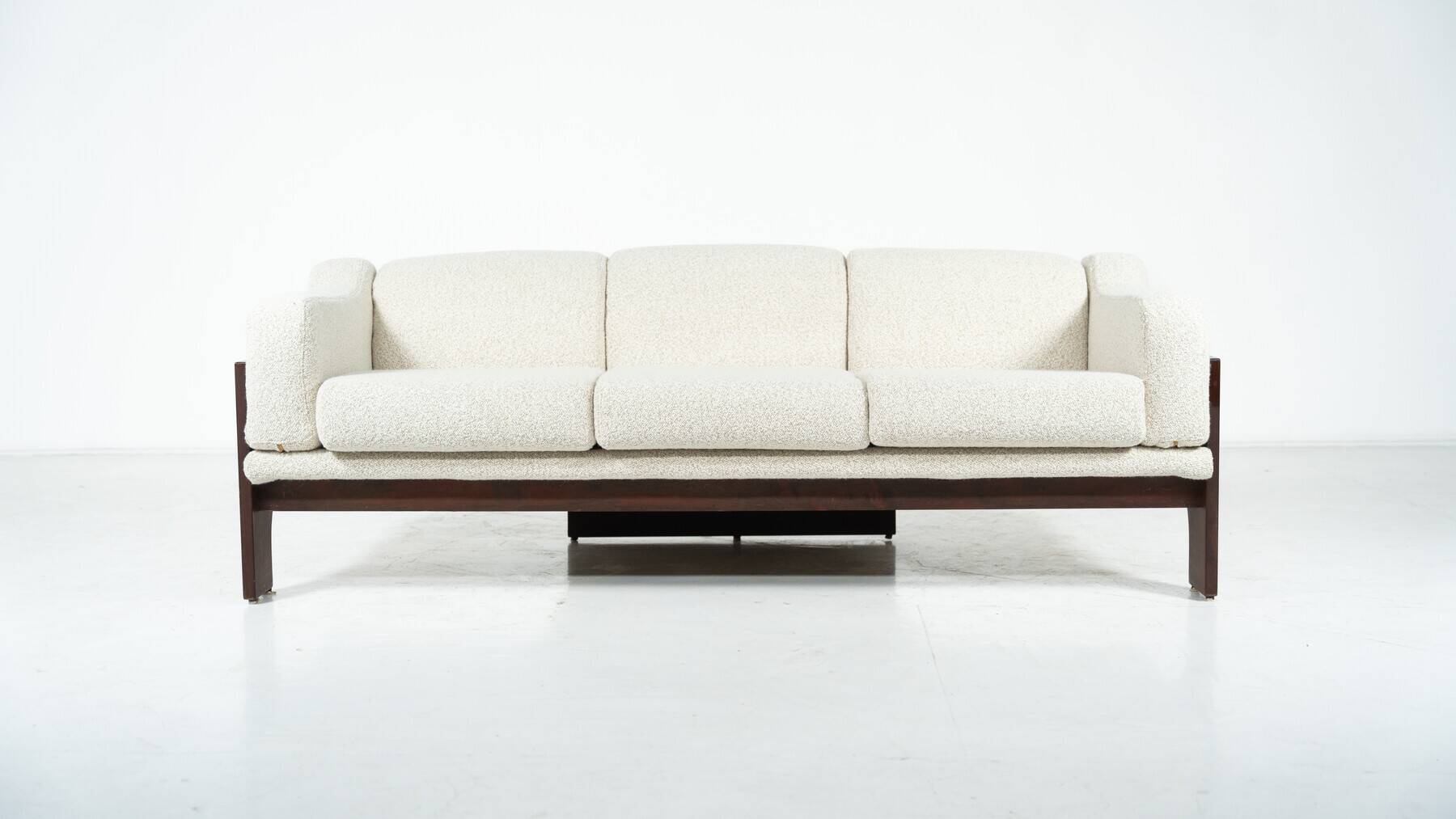 Oriolo canapé by Claudio Salocchi for Sormani in wood and white fabric.