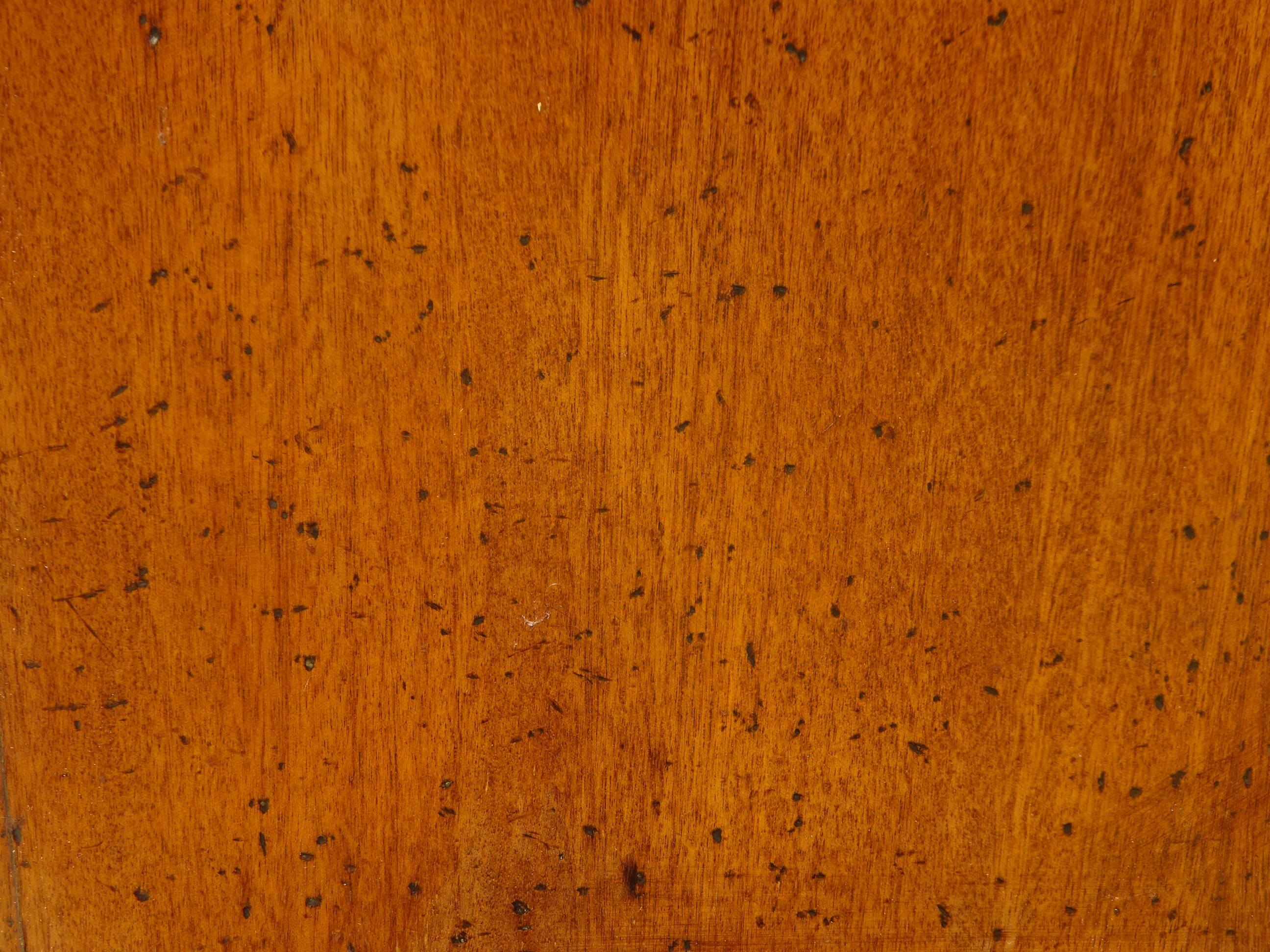 Commode 4 tiroirs, jolies poignées dorées