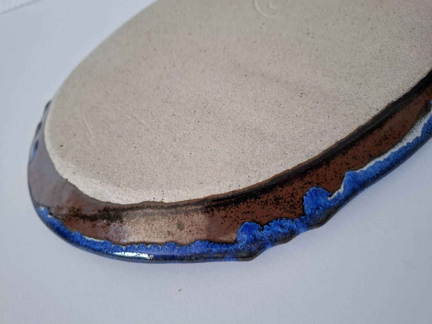 Plat en céramique signé